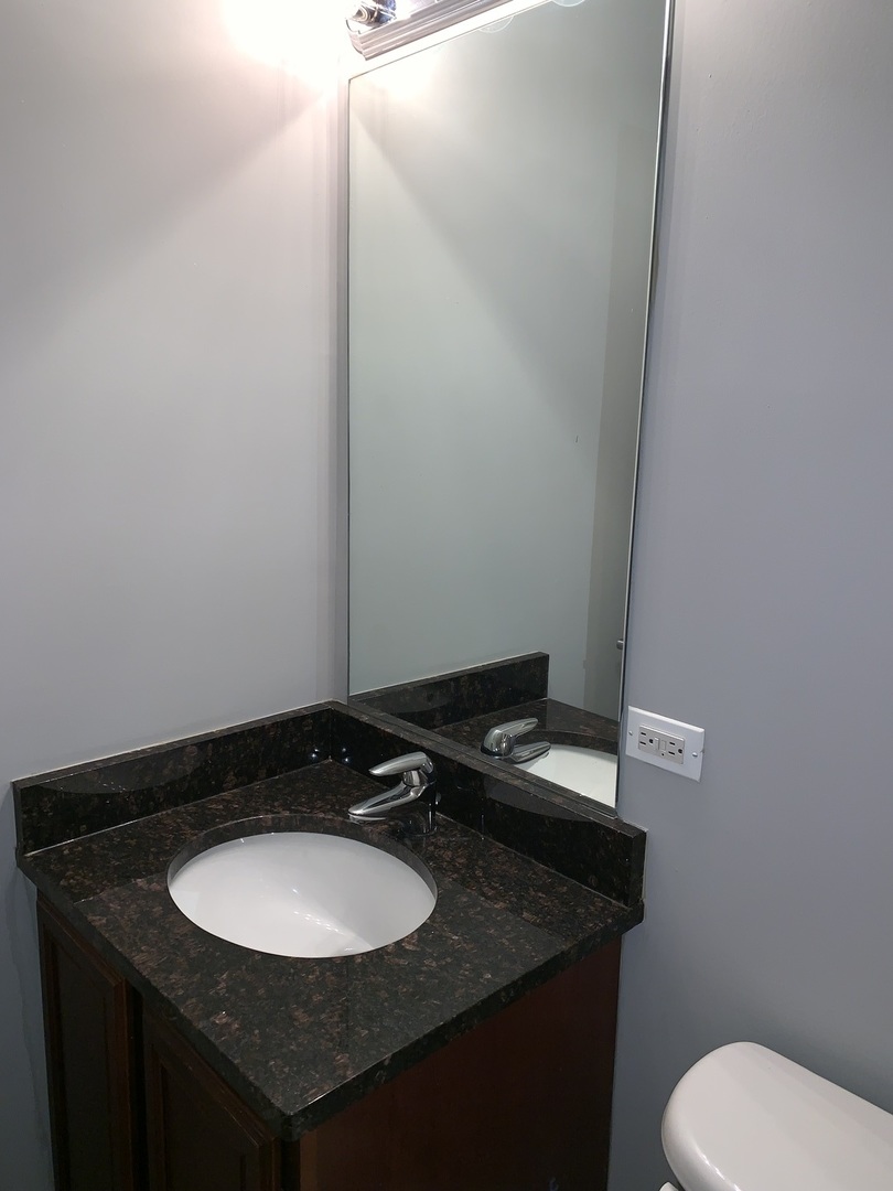 2717 N Halsted Street Unit: 1F