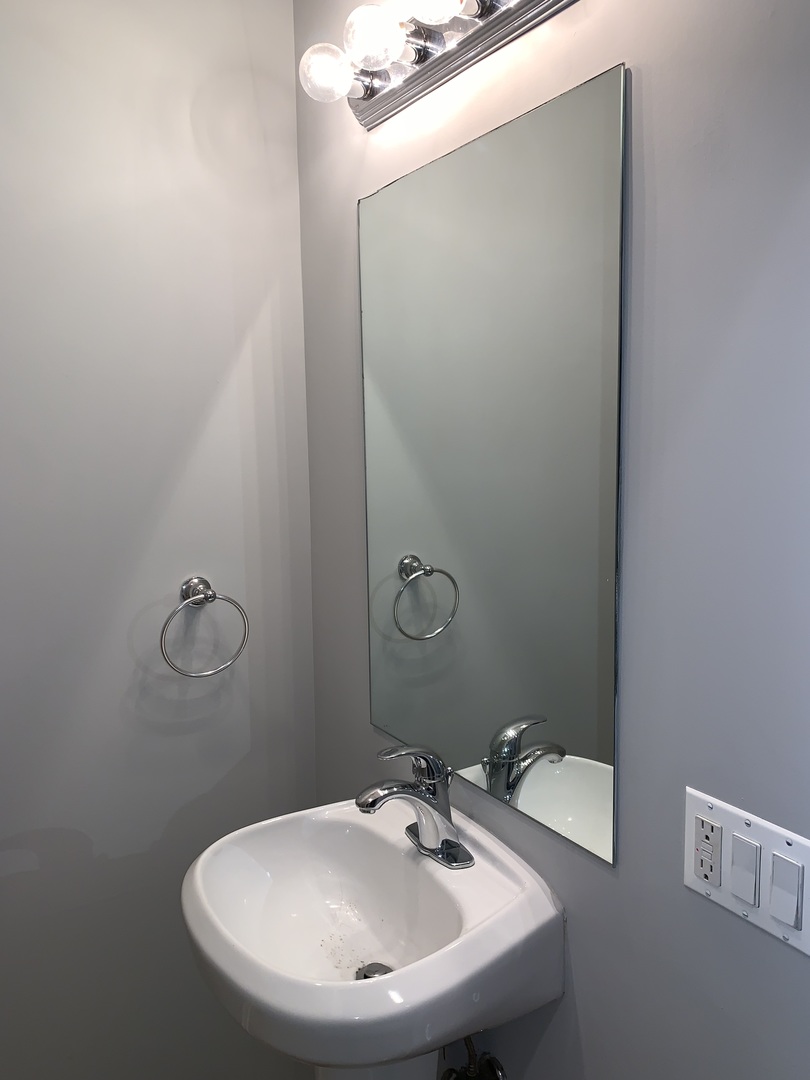2717 N Halsted Street Unit: 1F