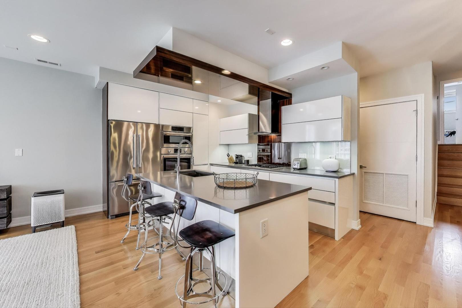1008 N Larrabee Street Unit: PH-4S