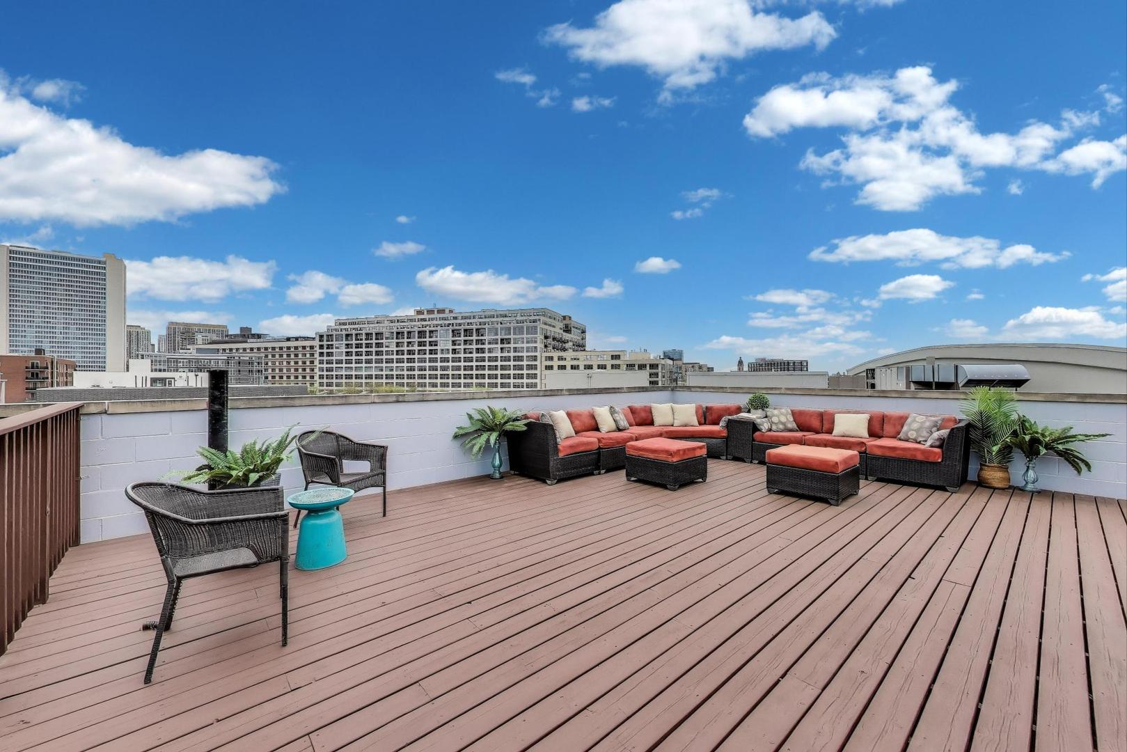 1008 N Larrabee Street Unit: PH-4S