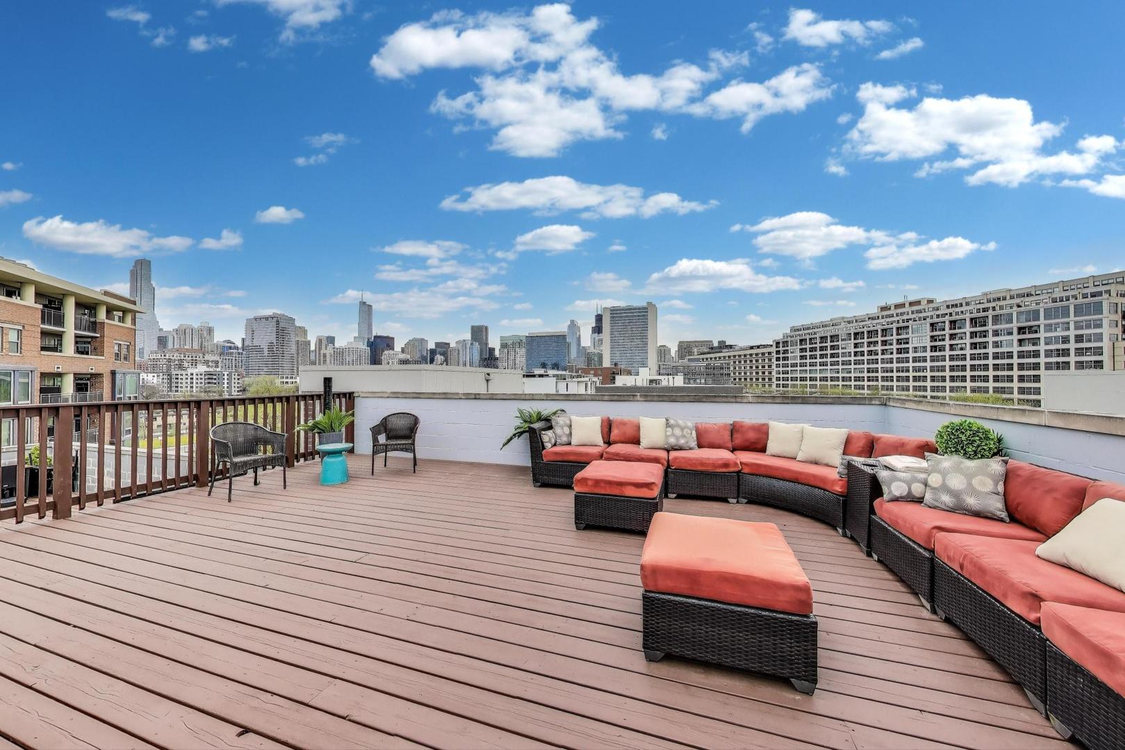 1008 N Larrabee Street Unit: PH-4S