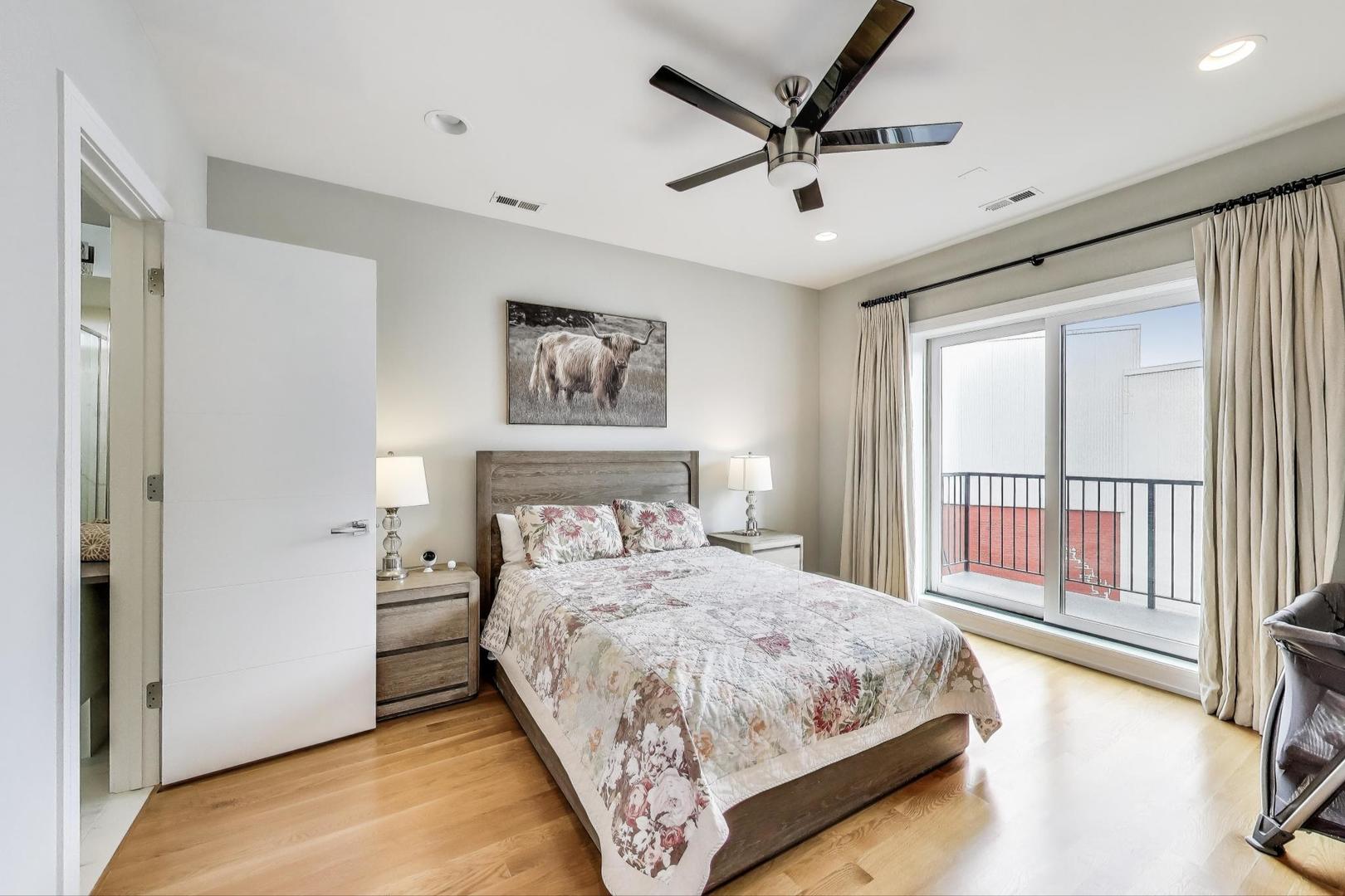 1008 N Larrabee Street Unit: PH-4S