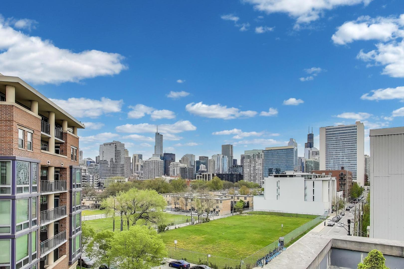 1008 N Larrabee Street Unit: PH-4S