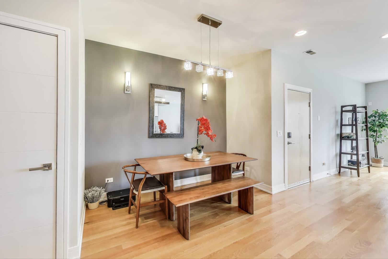 1008 N Larrabee Street Unit: PH-4S