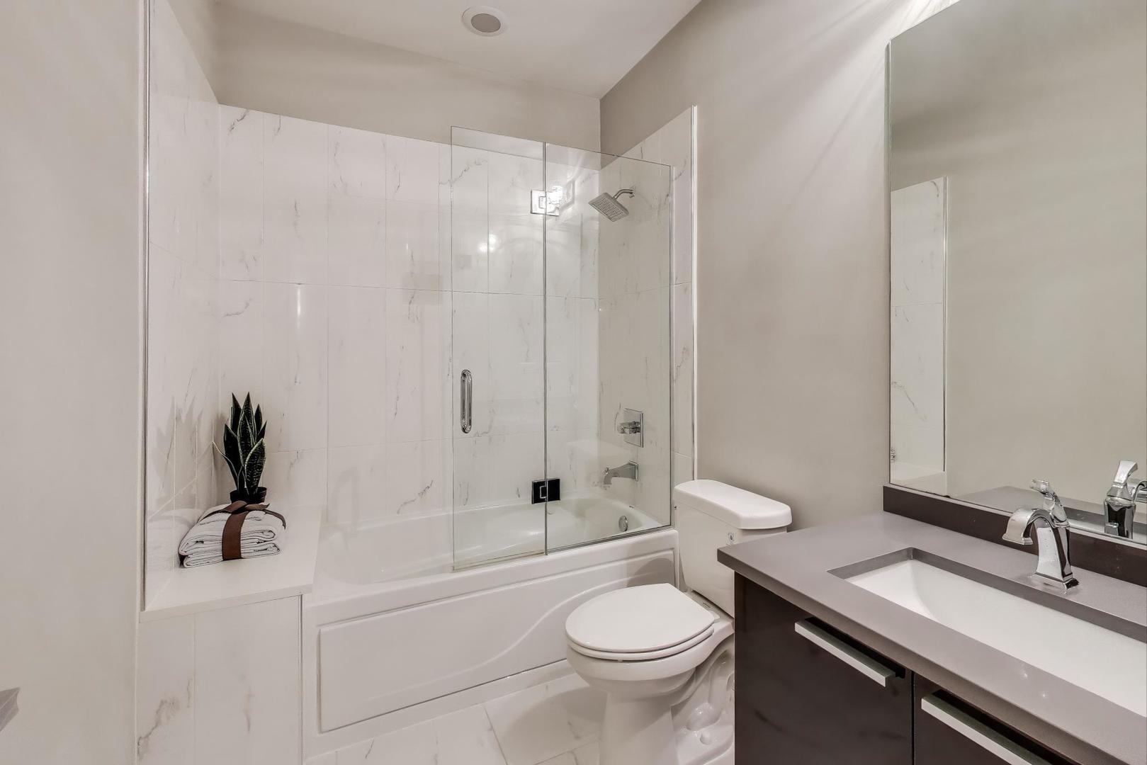 1008 N Larrabee Street Unit: PH-4S