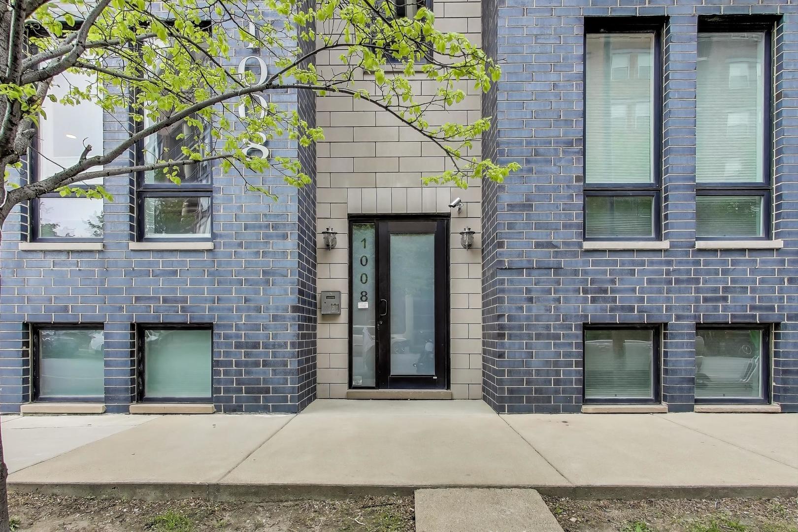 1008 N Larrabee Street Unit: PH-4S