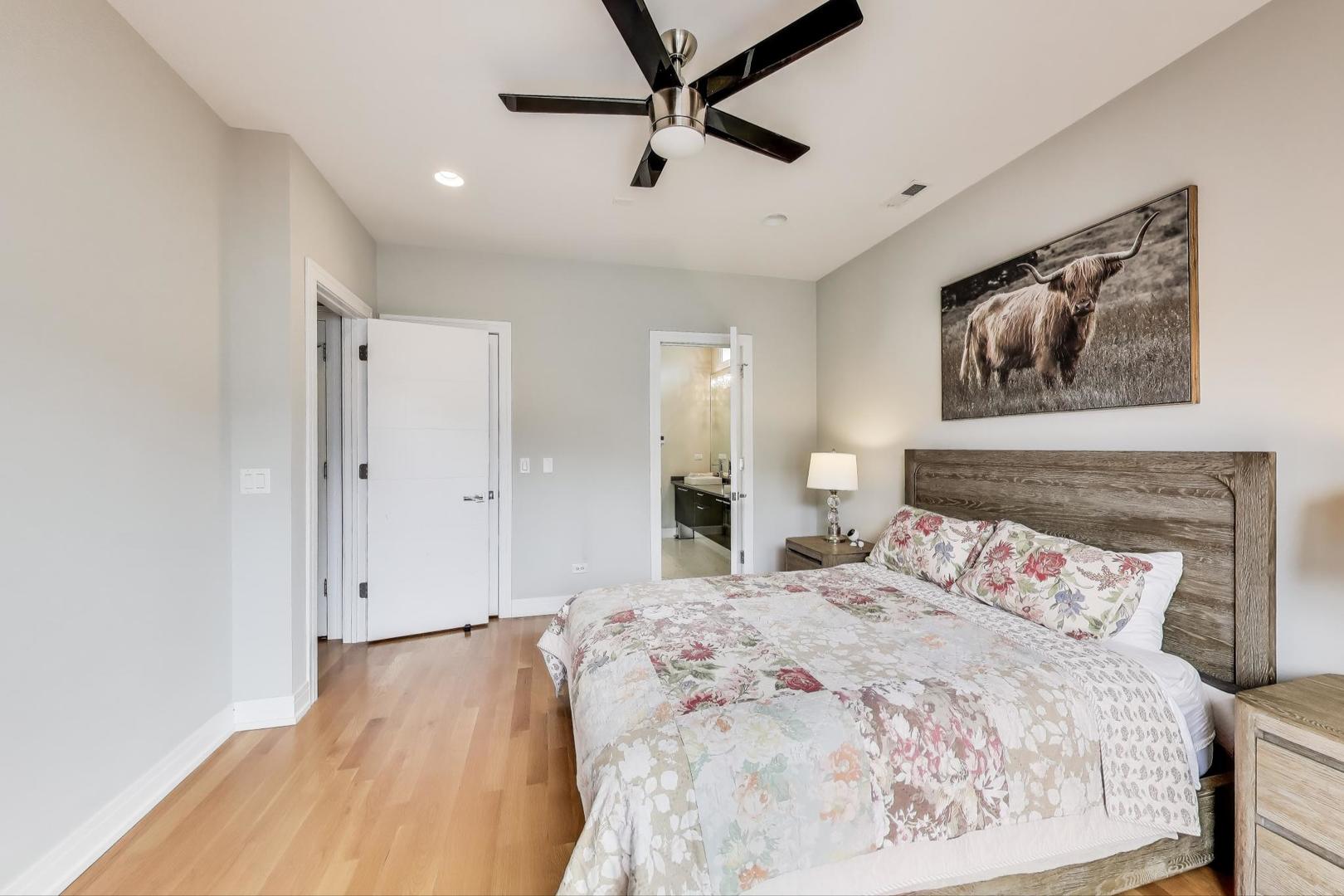 1008 N Larrabee Street Unit: PH-4S