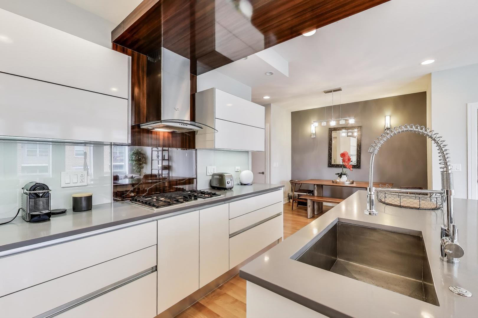1008 N Larrabee Street Unit: PH-4S