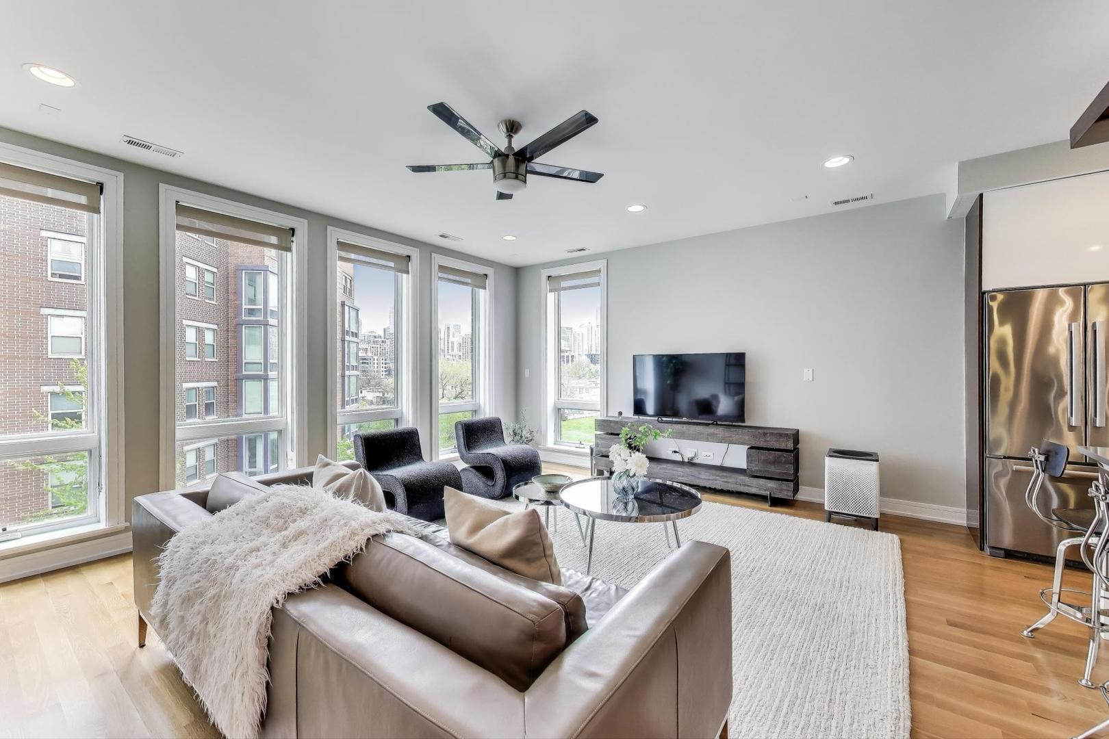 1008 N Larrabee Street Unit: PH-4S
