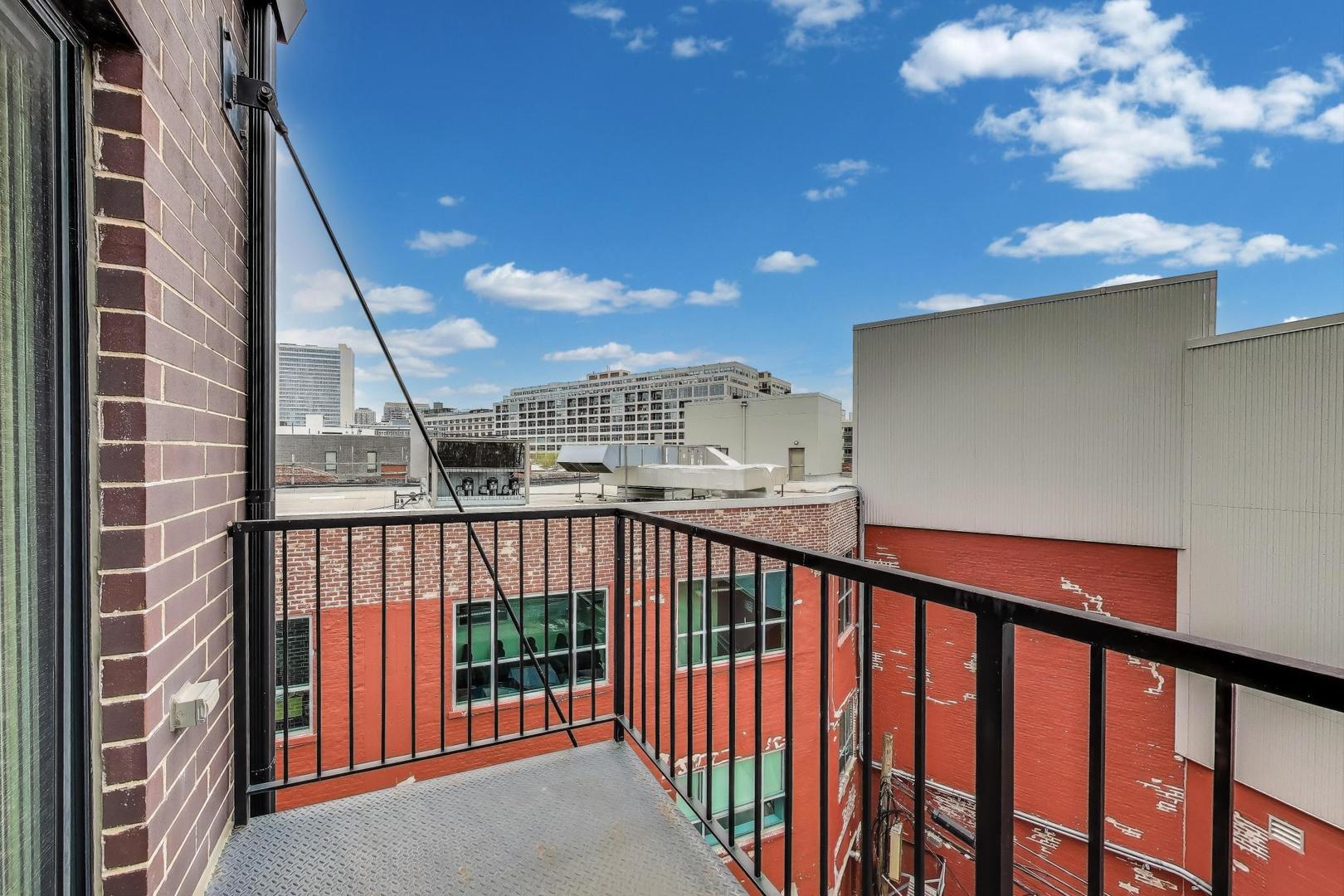 1008 N Larrabee Street Unit: PH-4S