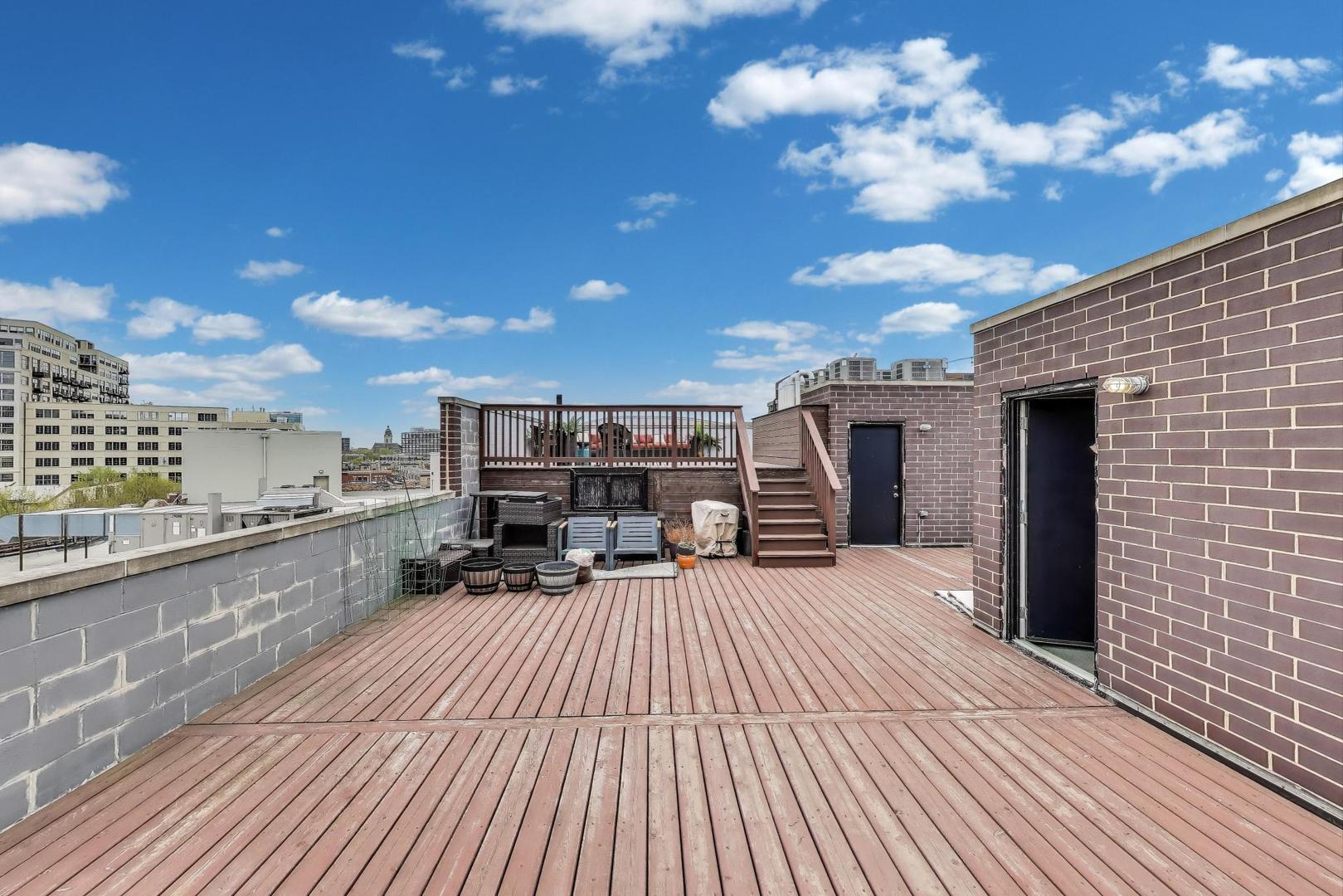 1008 N Larrabee Street Unit: PH-4S