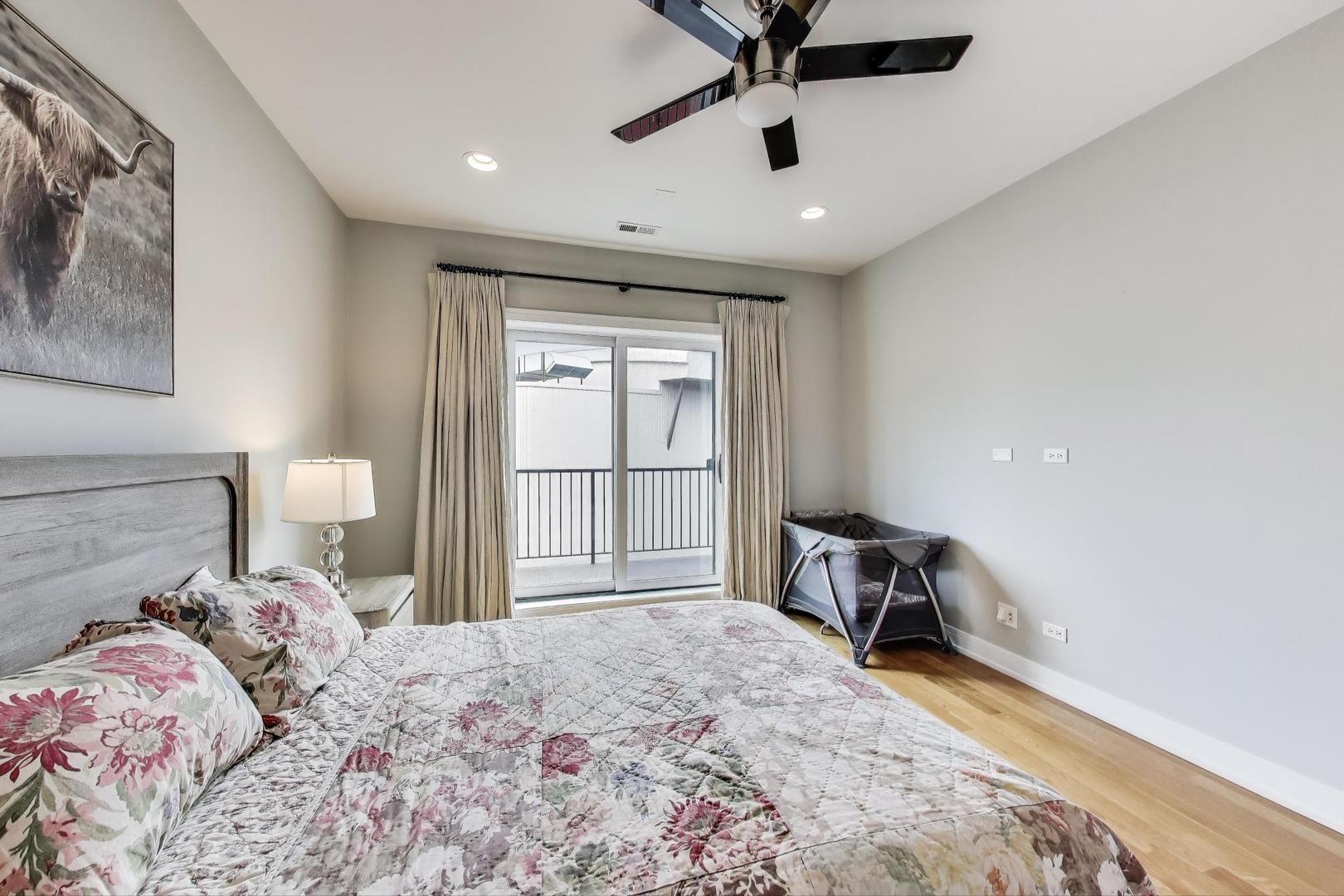 1008 N Larrabee Street Unit: PH-4S