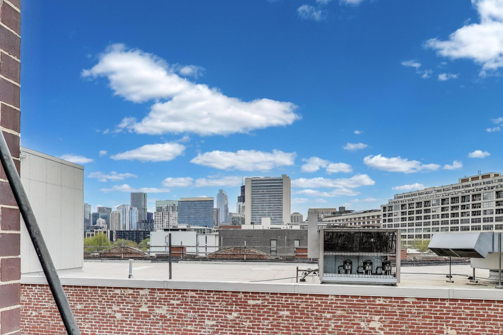 1008 N Larrabee Street Unit: PH-4S