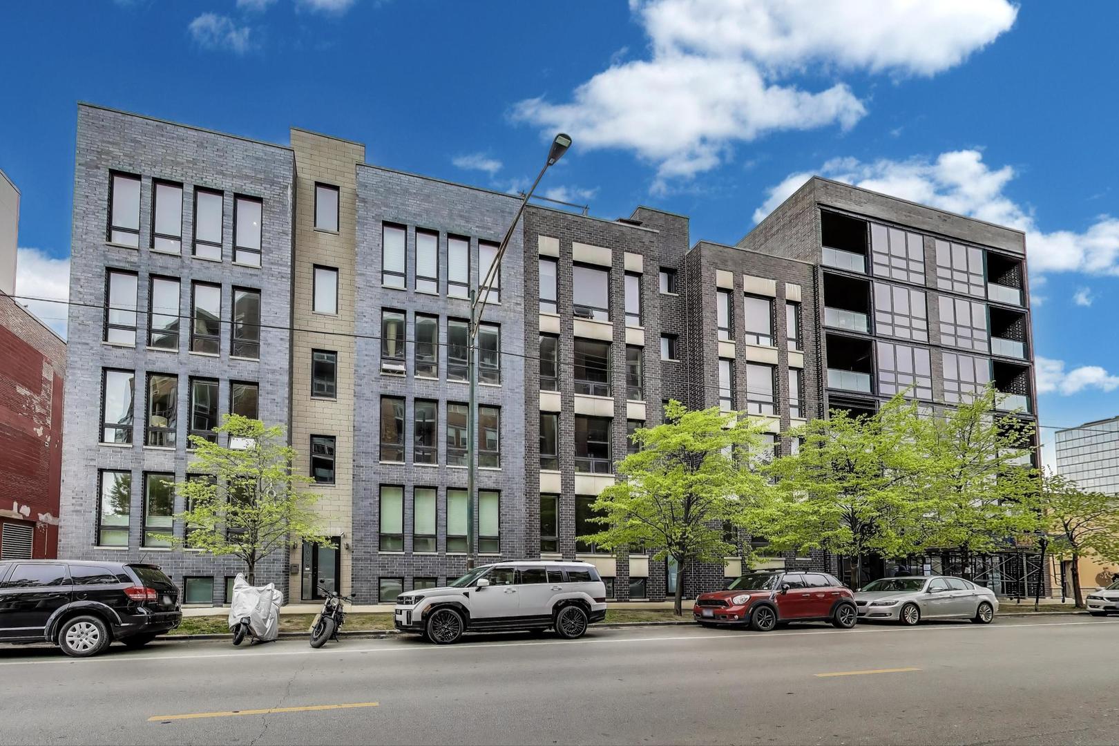 1008 N Larrabee Street Unit: PH-4S