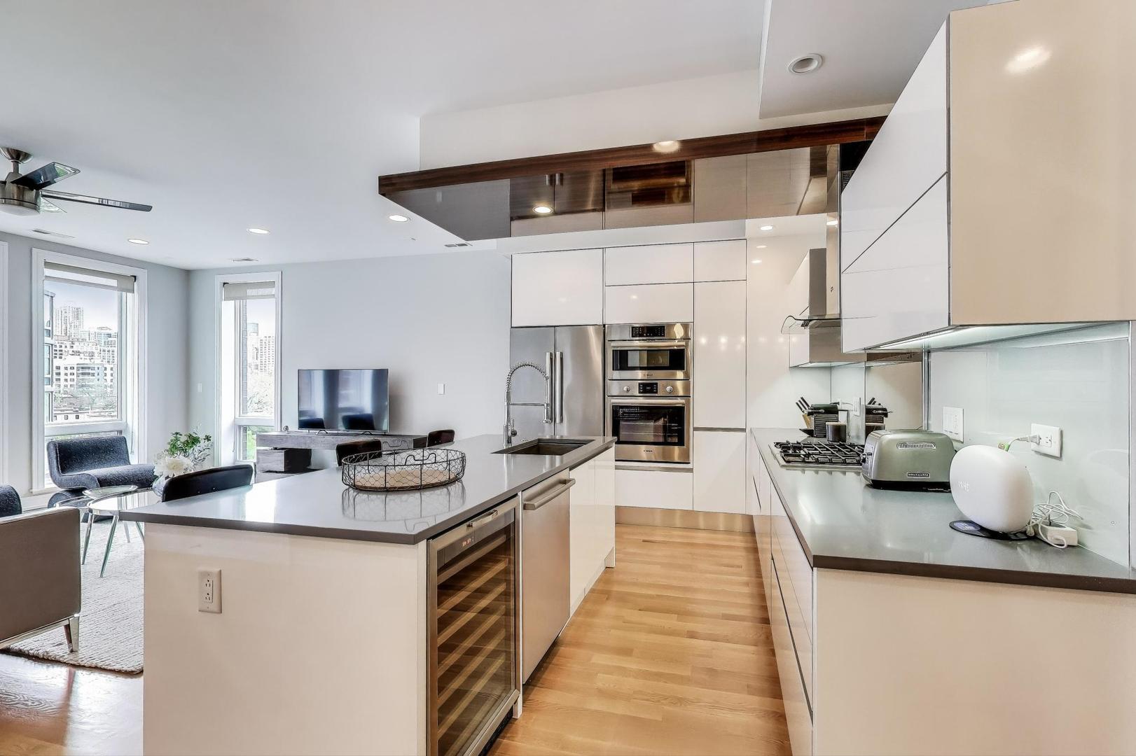 1008 N Larrabee Street Unit: PH-4S