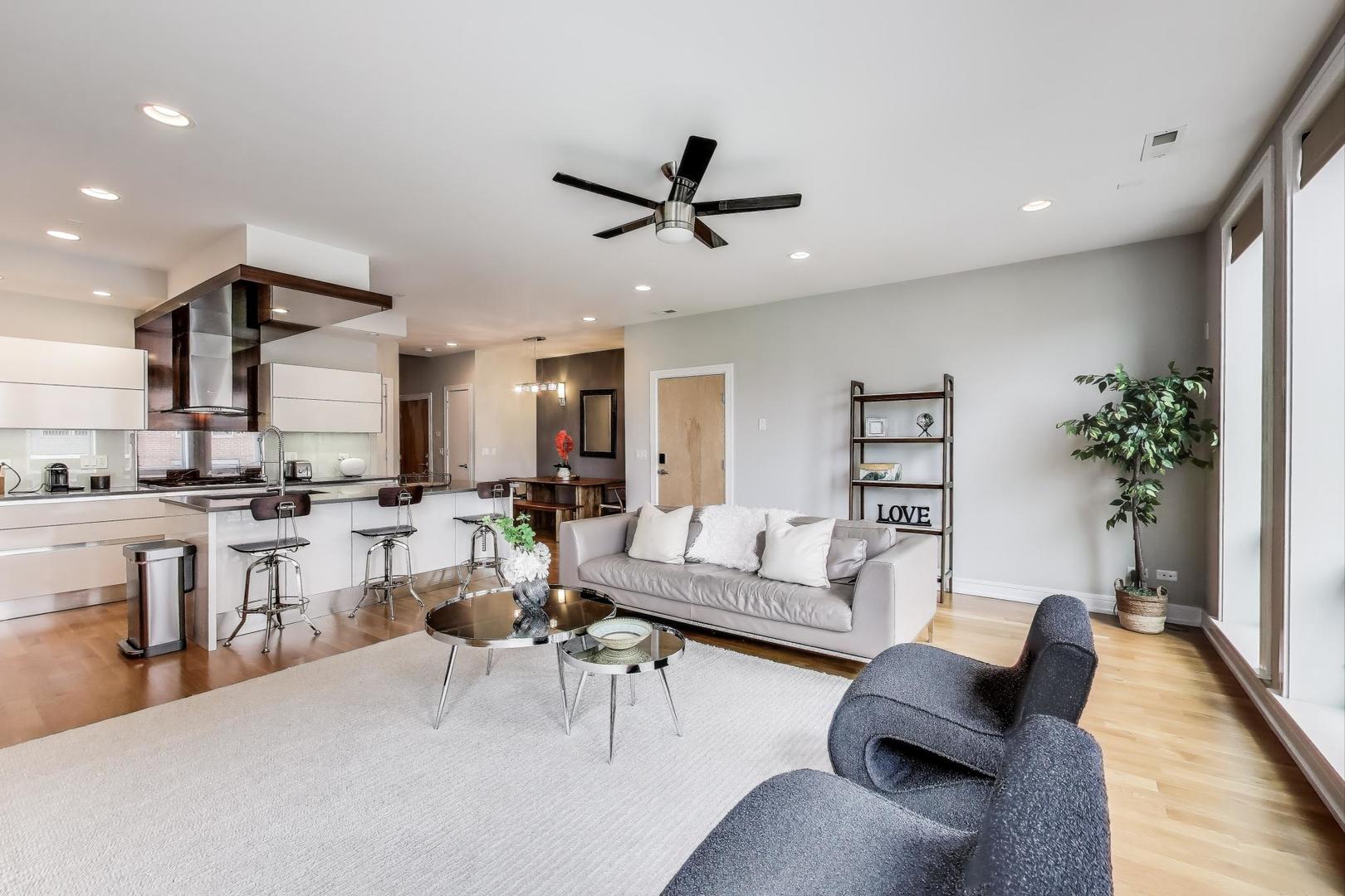 1008 N Larrabee Street Unit: PH-4S