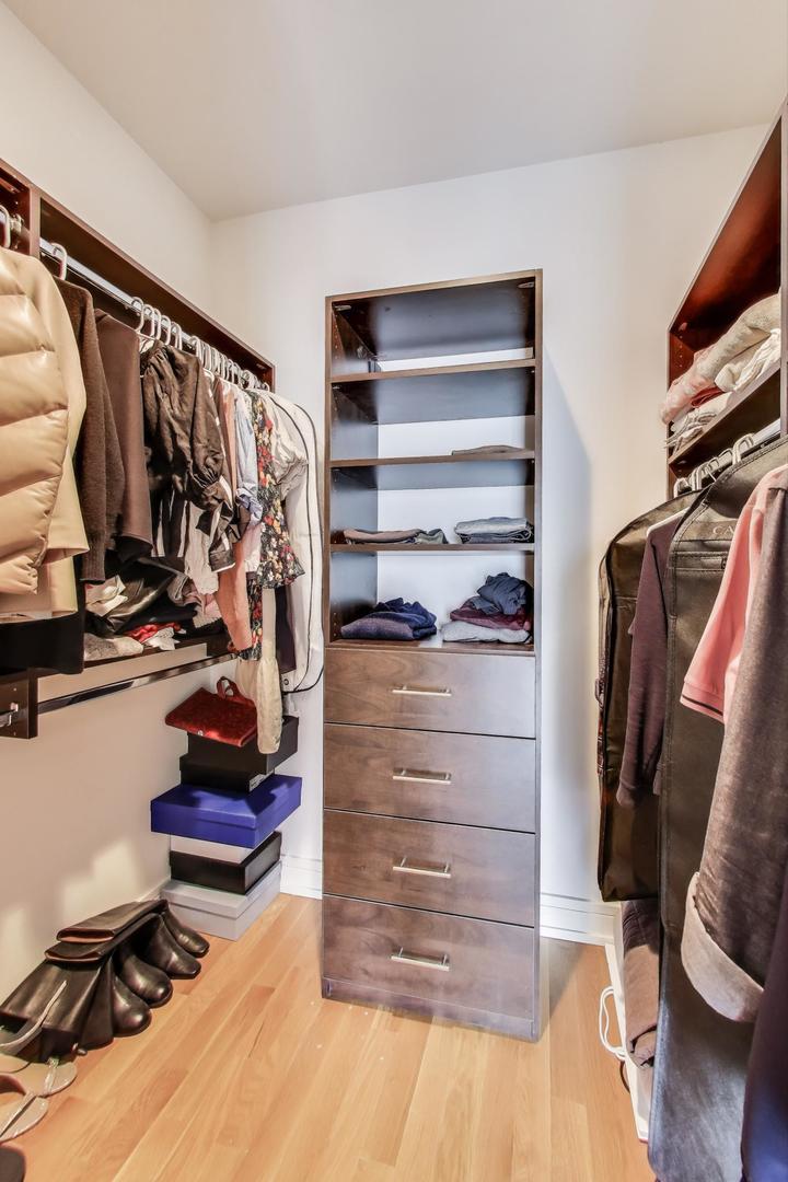 1008 N Larrabee Street Unit: PH-4S