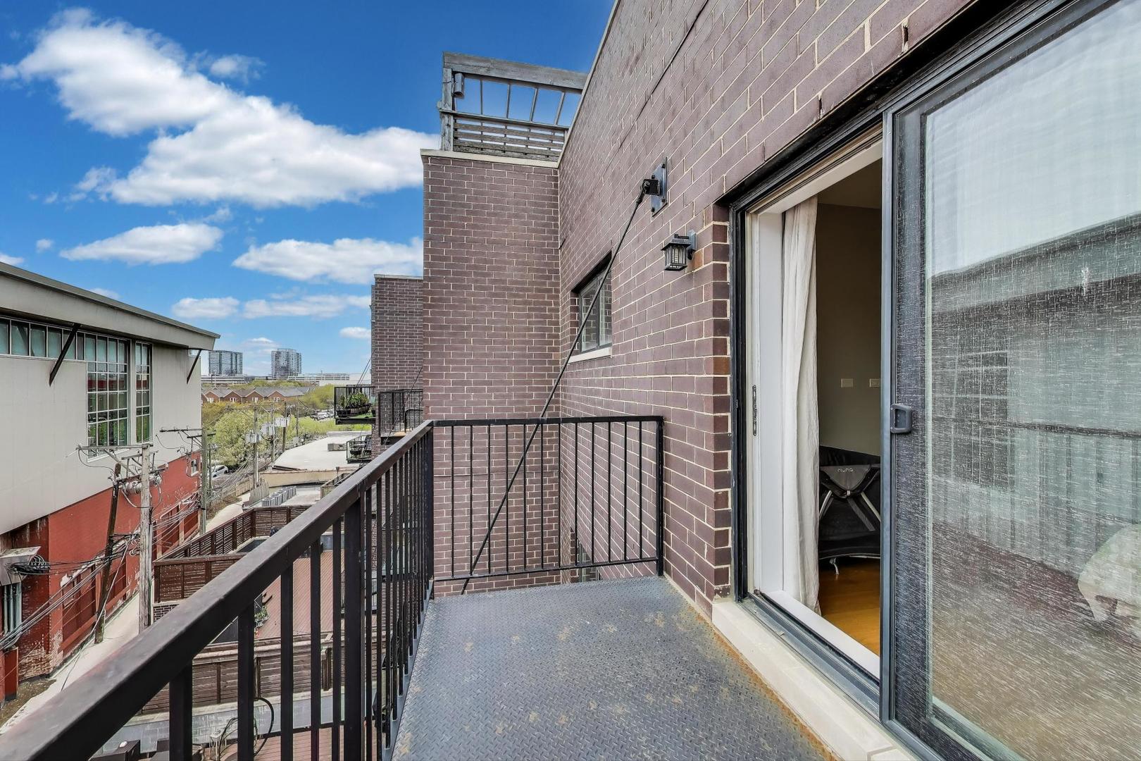 1008 N Larrabee Street Unit: PH-4S