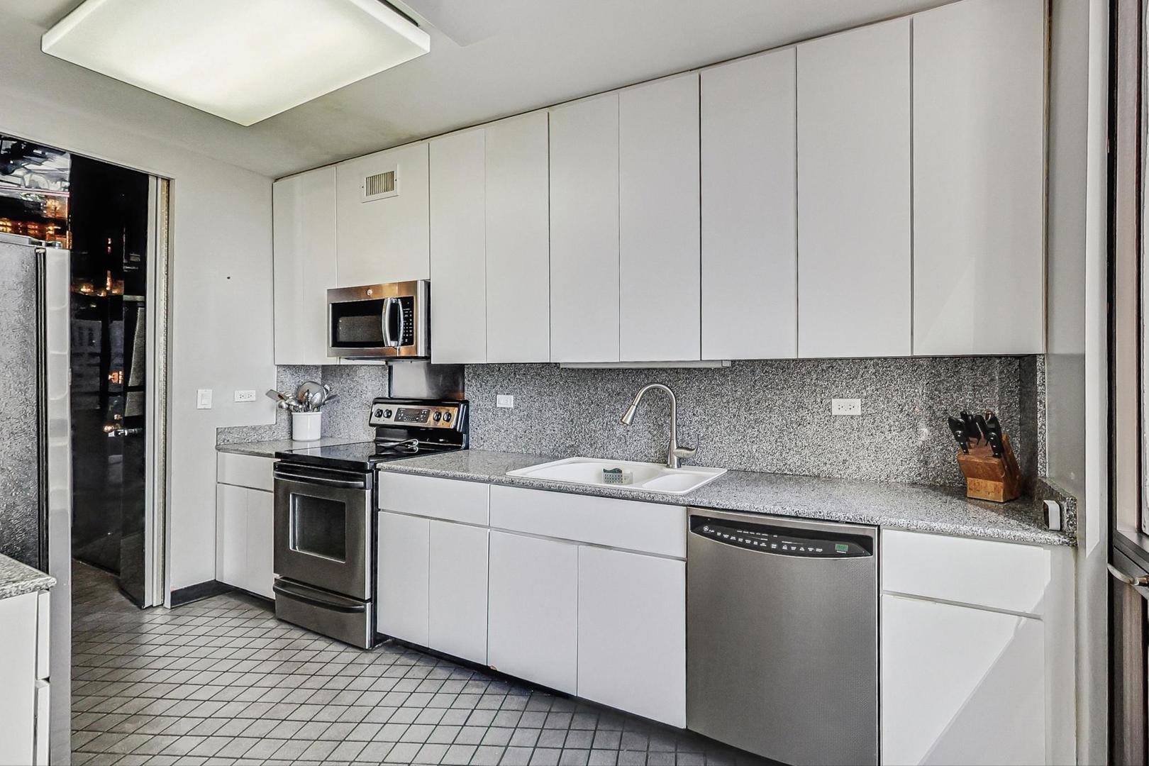 100 E Bellevue Place Unit: 14B