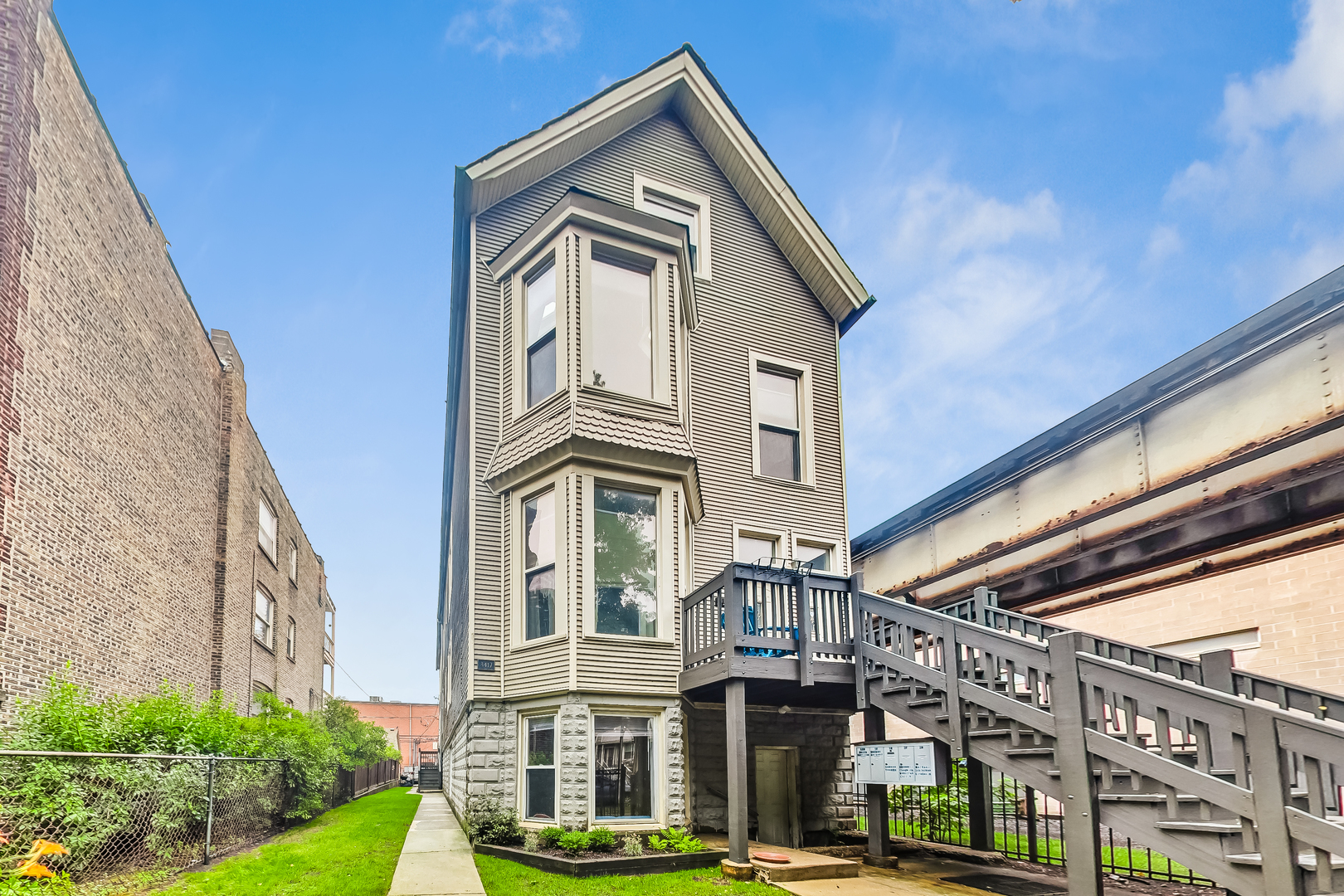 3417 N Janssen Avenue Unit: 1R
