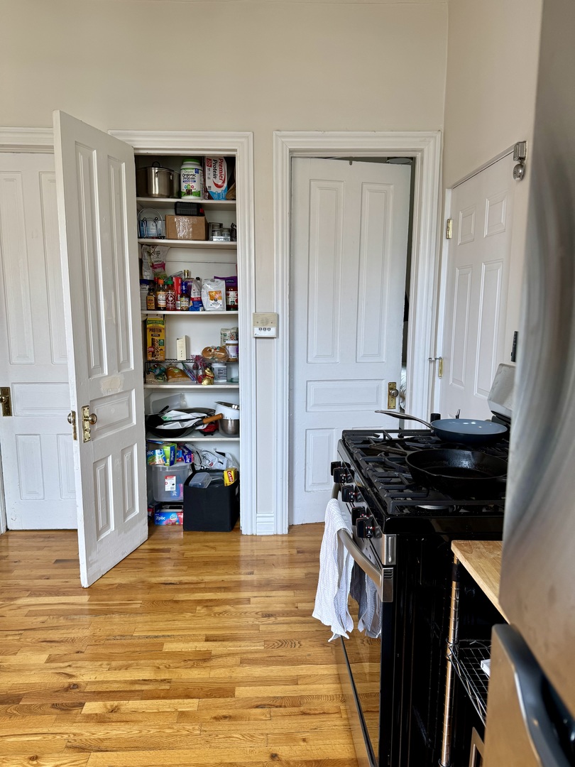 3417 N Janssen Avenue Unit: 1R
