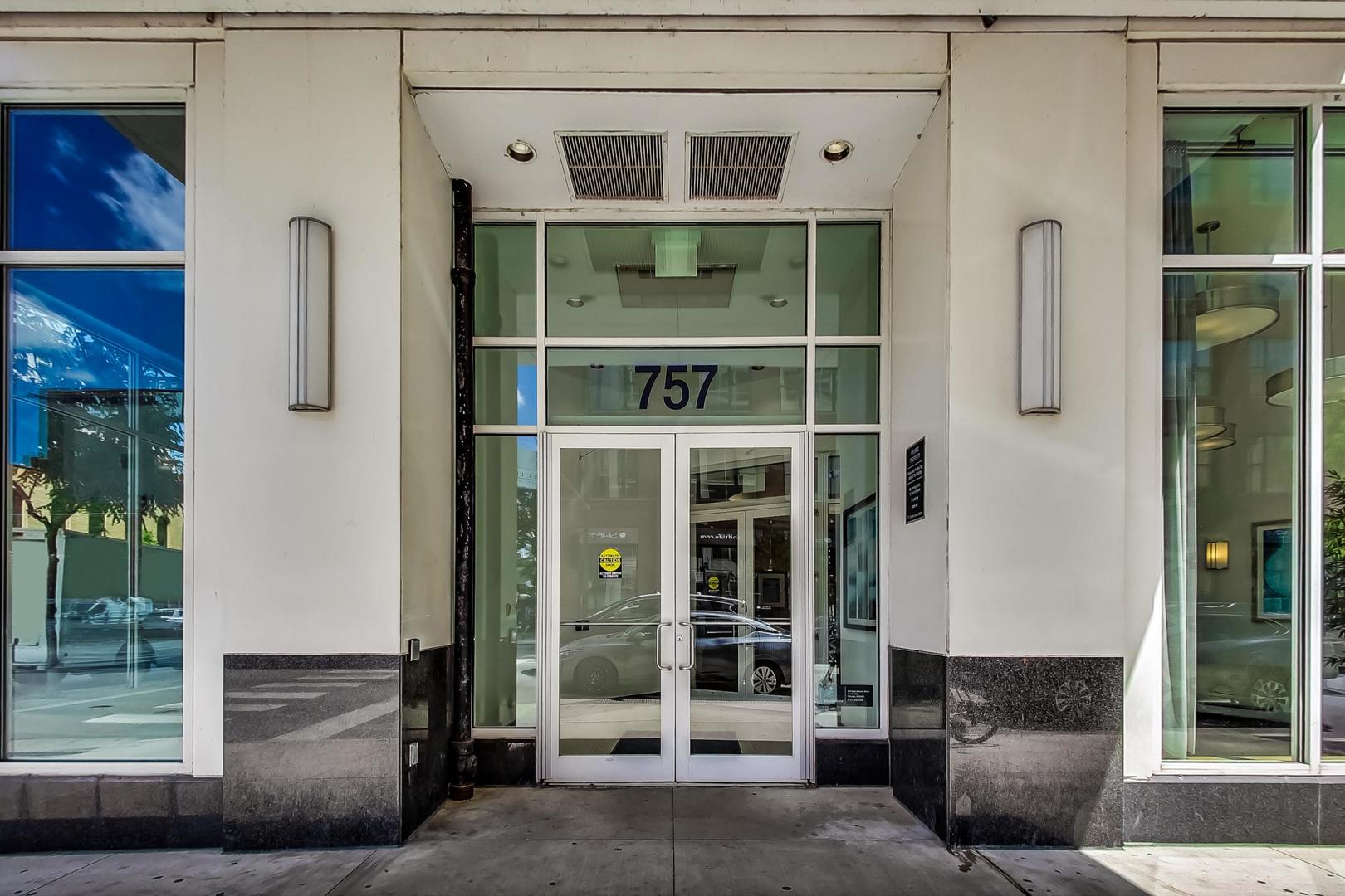 757 N Orleans Street Unit: 1006