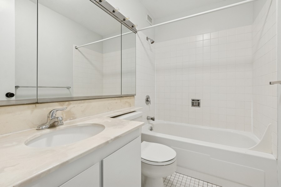 2650 N LAKEVIEW Avenue Unit: 1603