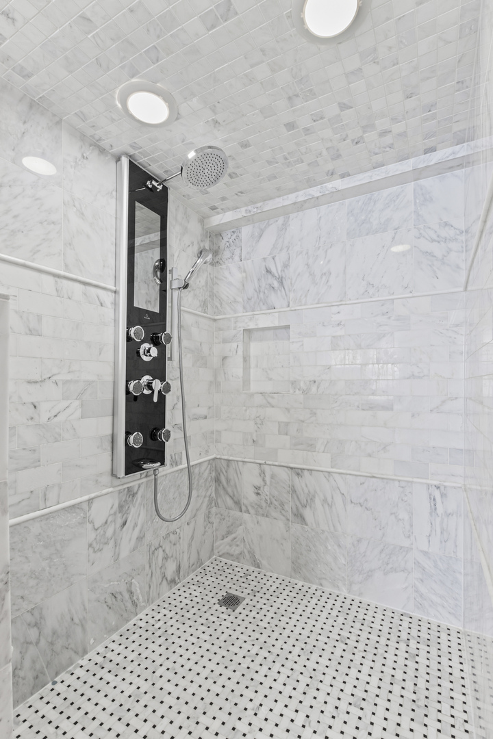 850 N Dewitt Place Unit: 18A