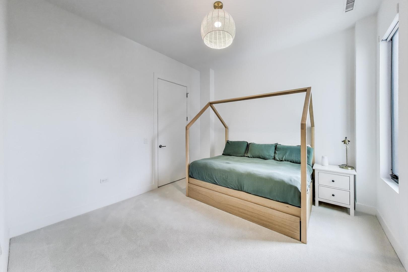 323 S Racine Avenue Unit: 3D