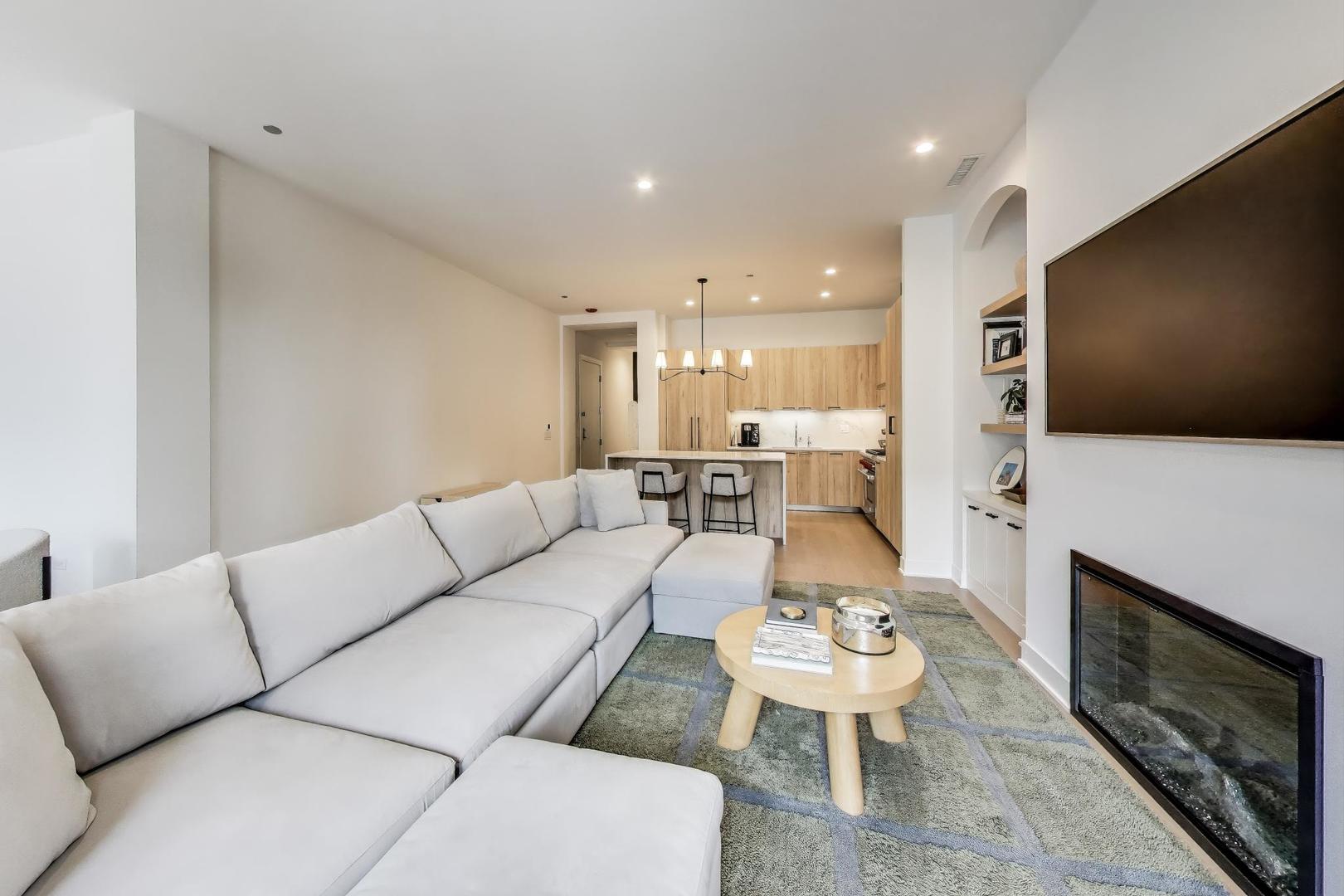 323 S Racine Avenue Unit: 3D