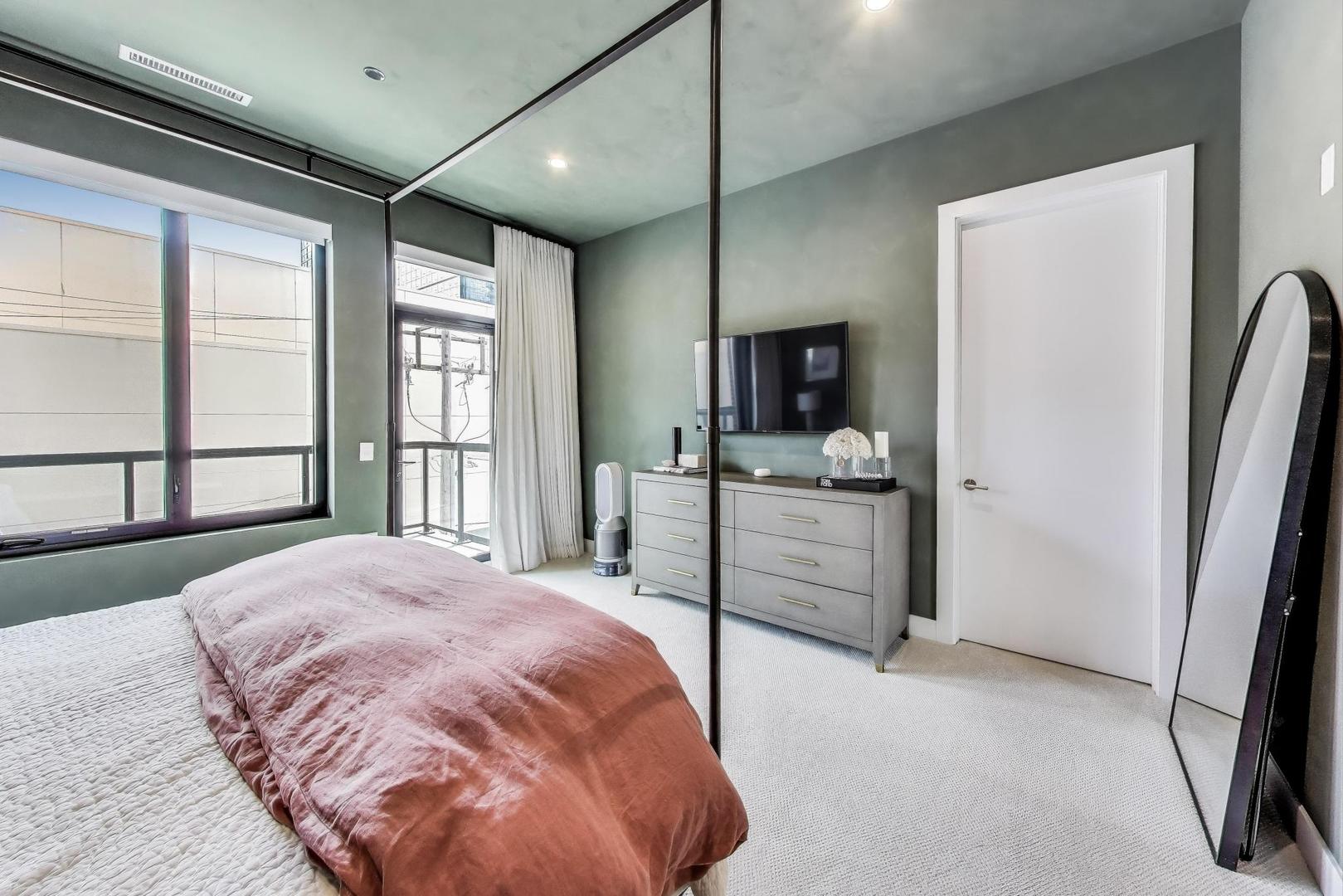 323 S Racine Avenue Unit: 3D
