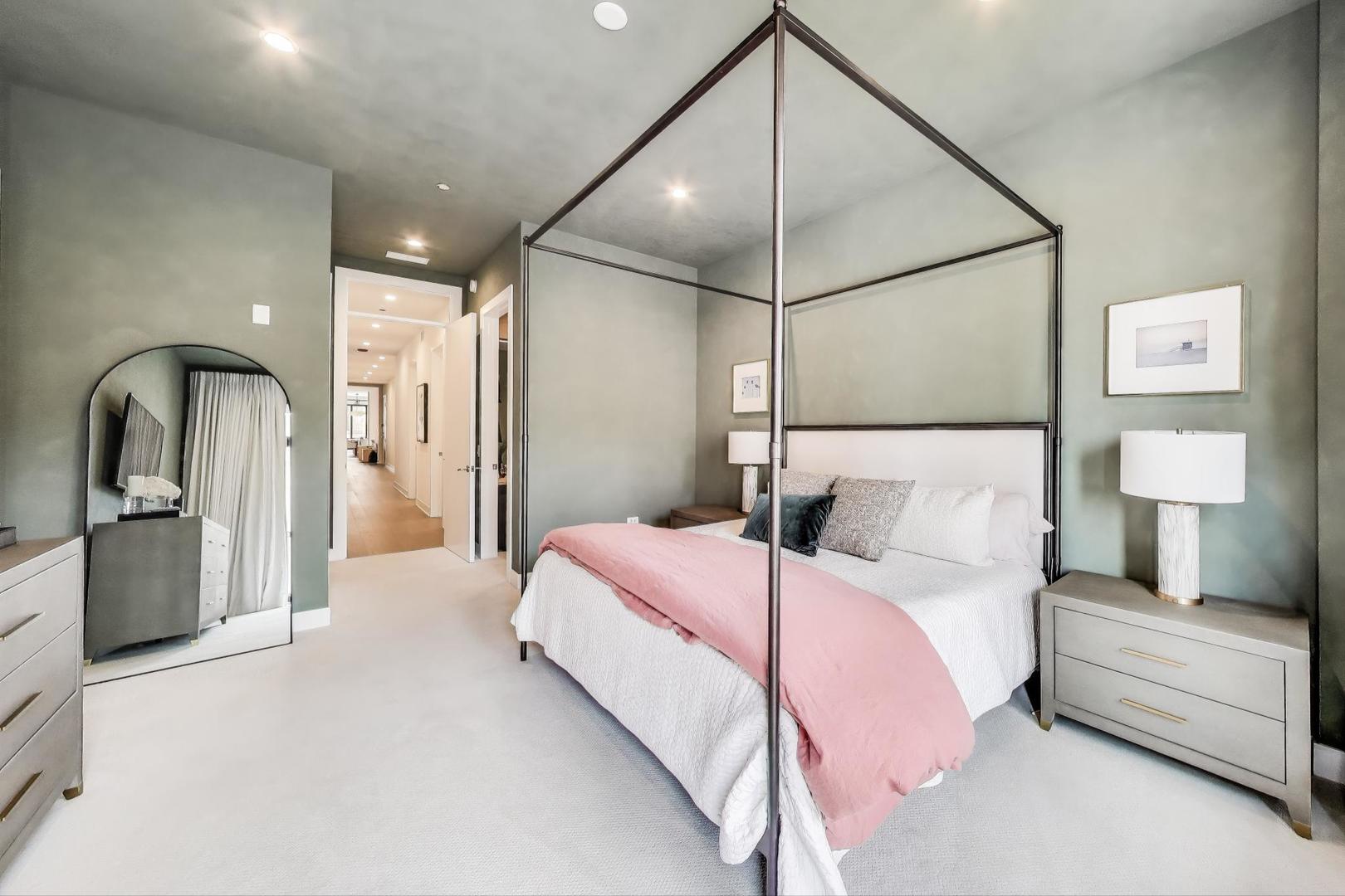 323 S Racine Avenue Unit: 3D