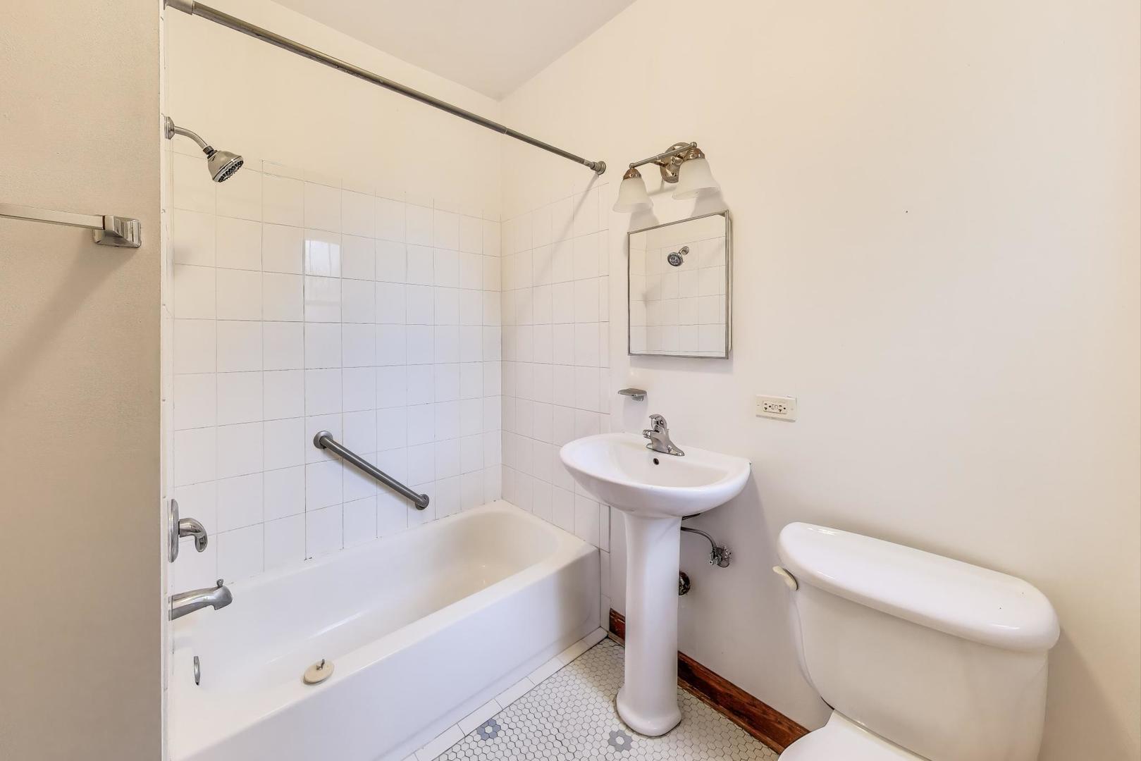 3921 N Long Avenue Unit: 2N