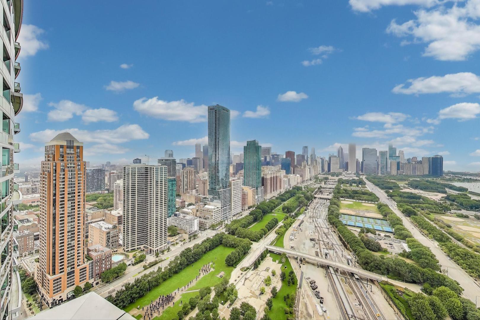 1211 S Prairie Avenue Unit: 3906