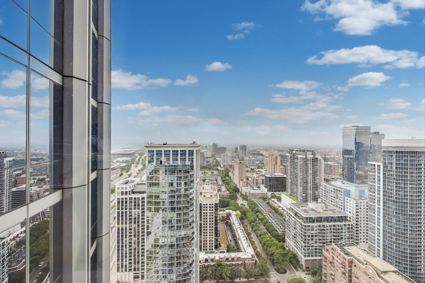 1211 S Prairie Avenue Unit: 3906