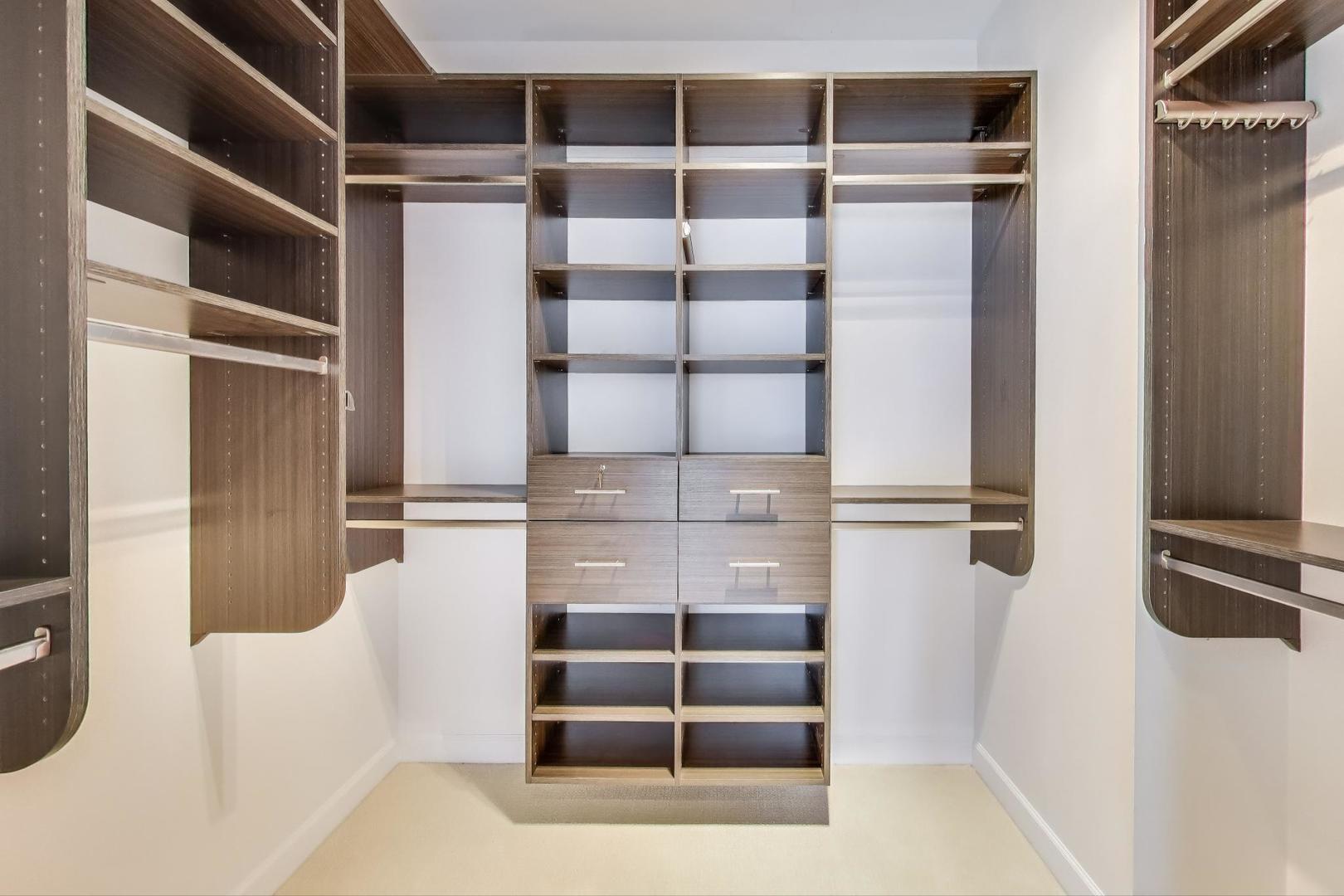 1211 S Prairie Avenue Unit: 3906