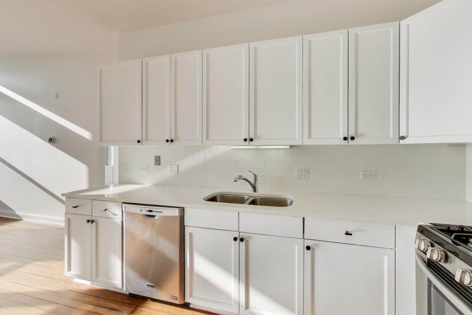 1001 W MADISON Street Unit: 704