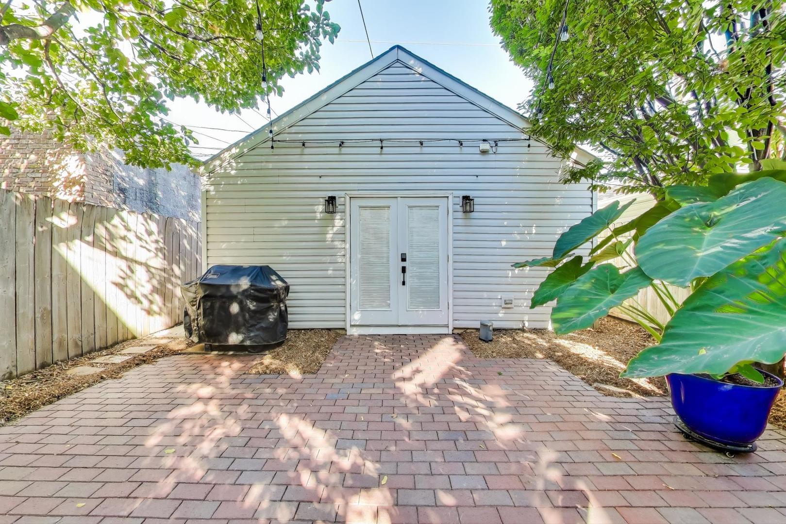 1614 W Erie Street