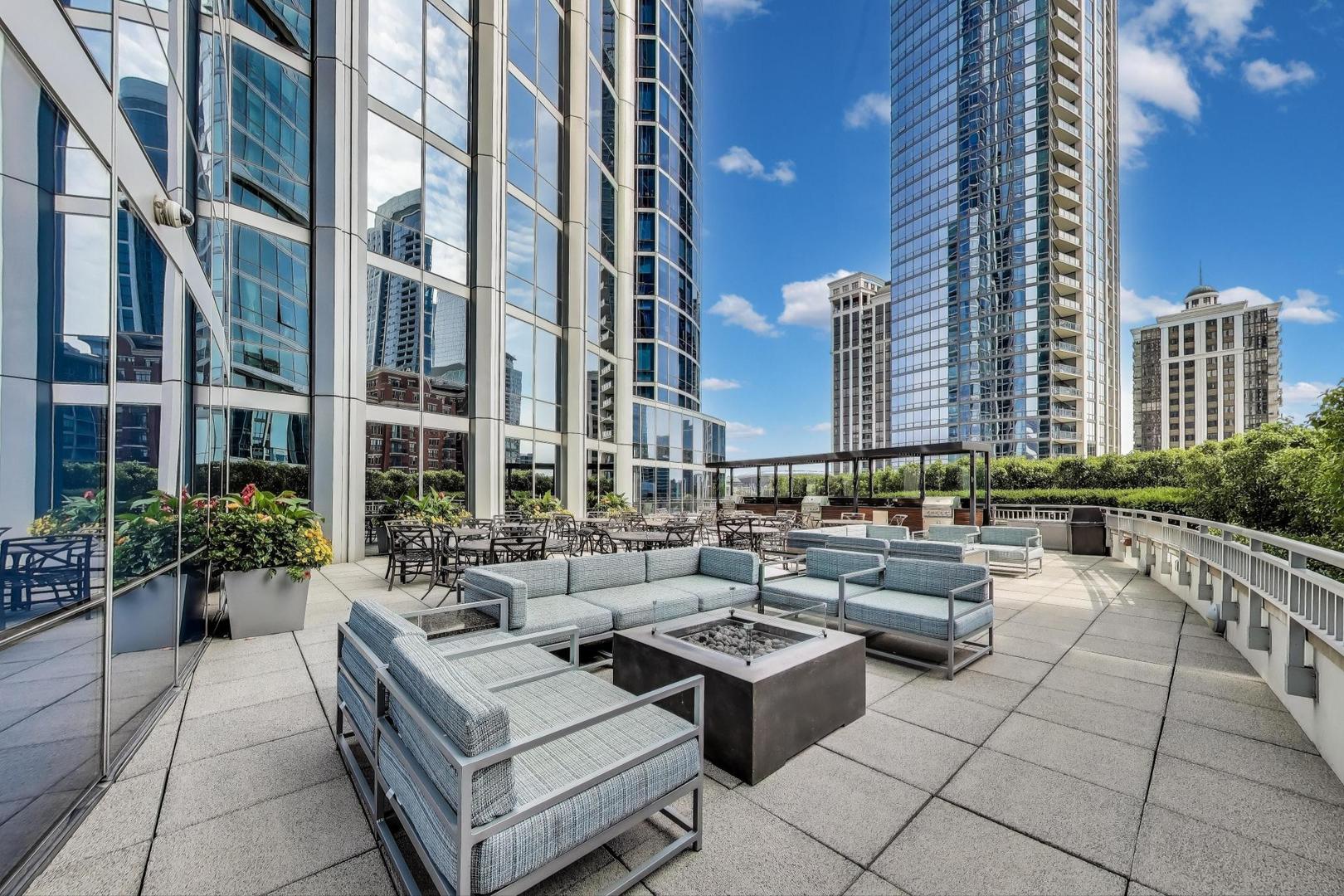 1211 S Prairie Avenue Unit: 3906