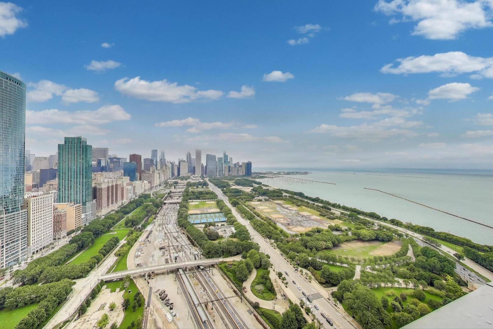 1211 S Prairie Avenue Unit: 3906
