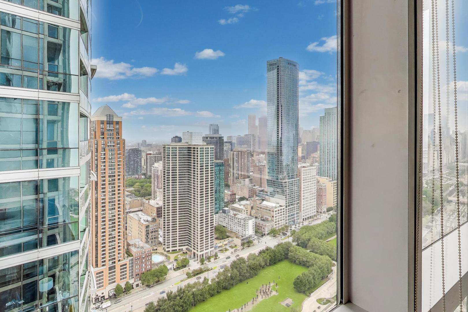 1211 S Prairie Avenue Unit: 3906
