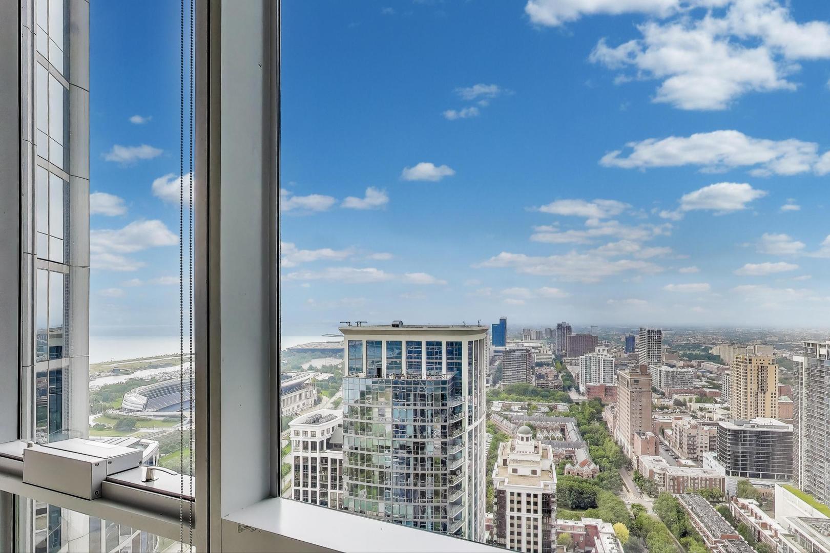 1211 S Prairie Avenue Unit: 3906