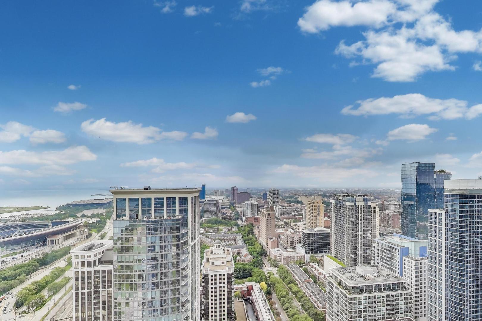 1211 S Prairie Avenue Unit: 3906