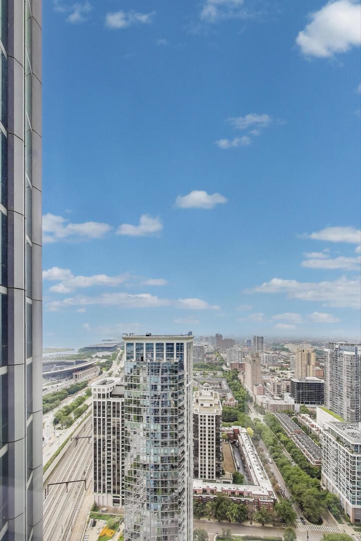 1211 S Prairie Avenue Unit: 3906