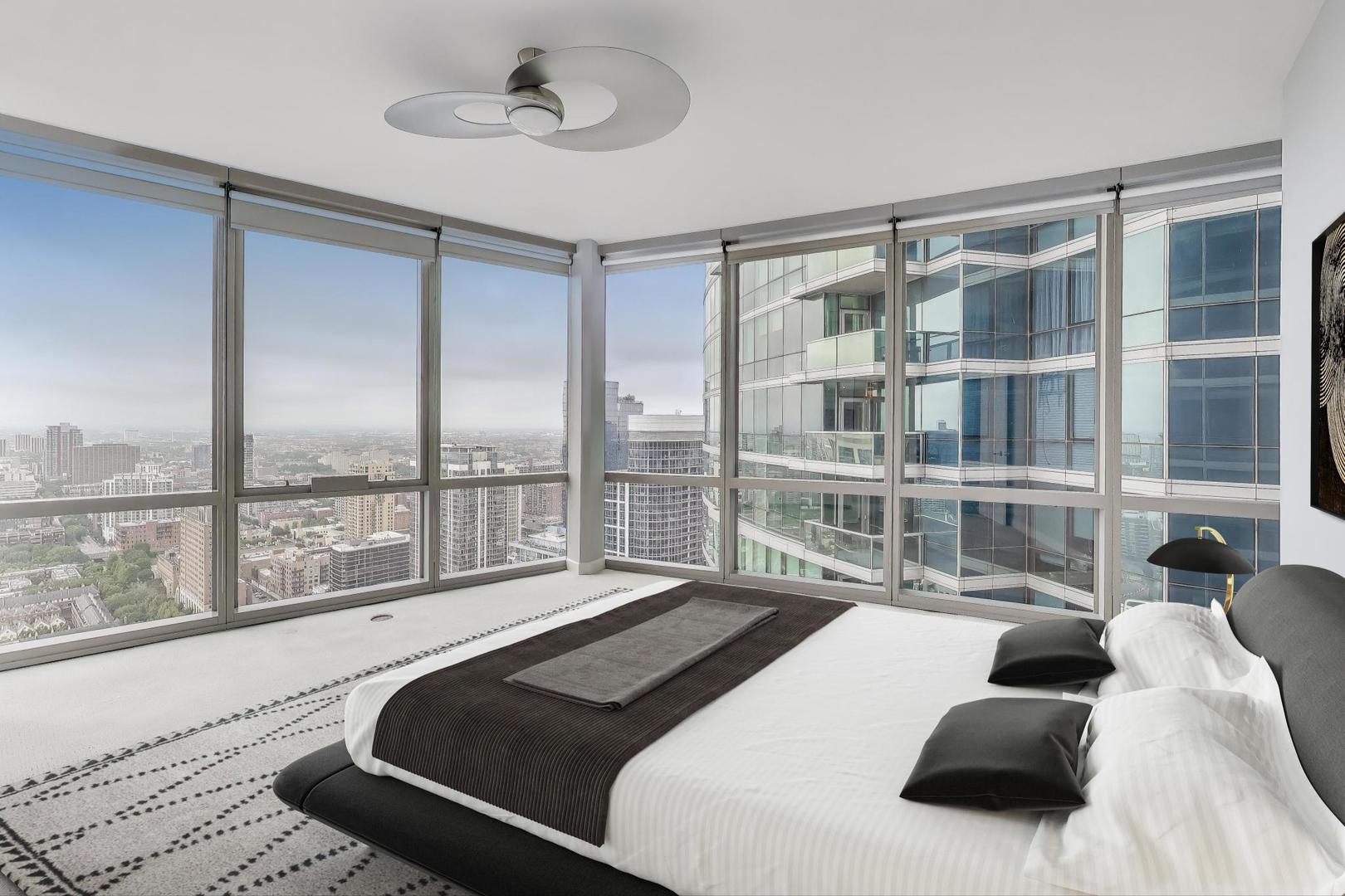 1211 S Prairie Avenue Unit: 3906