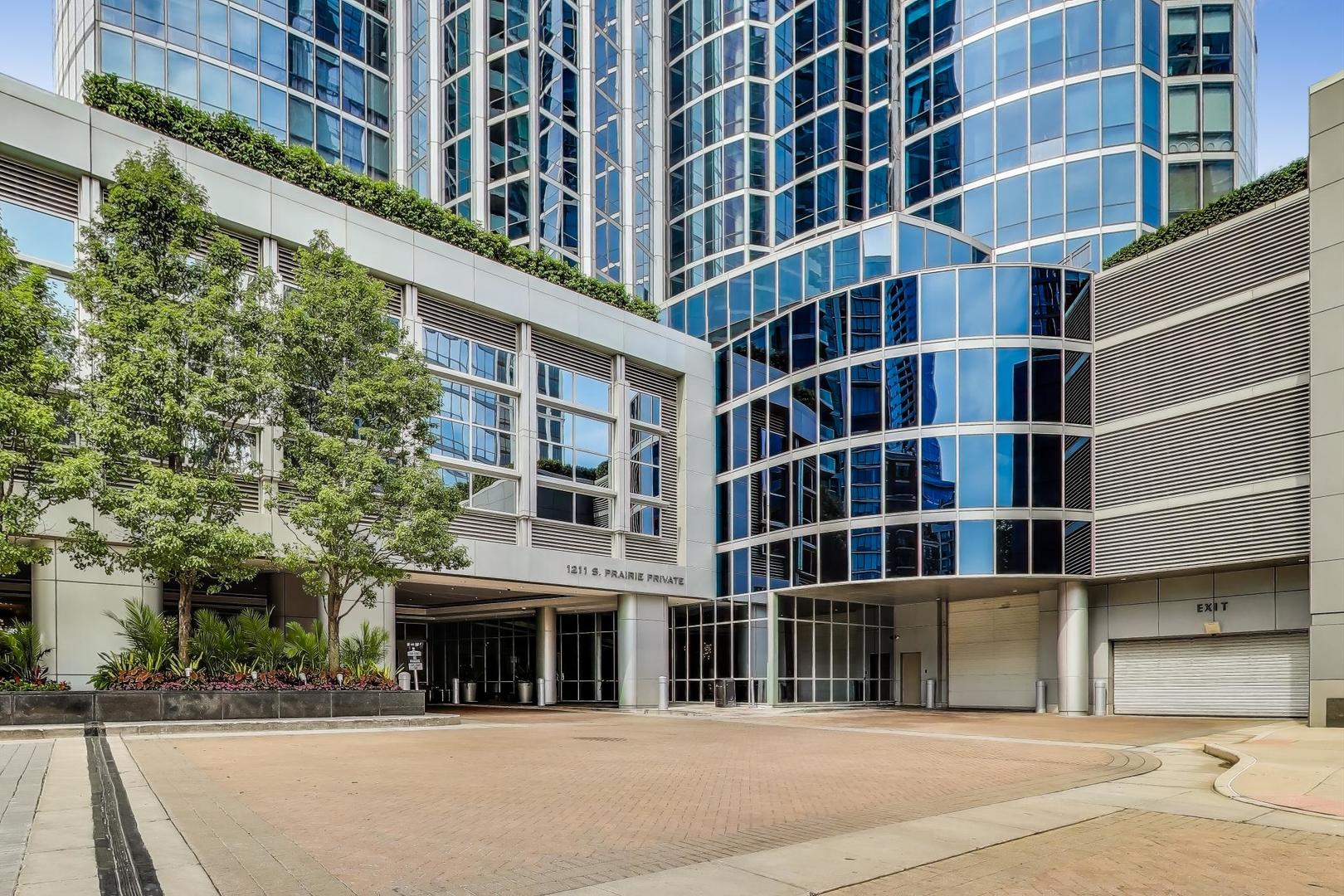 1211 S Prairie Avenue Unit: 3906