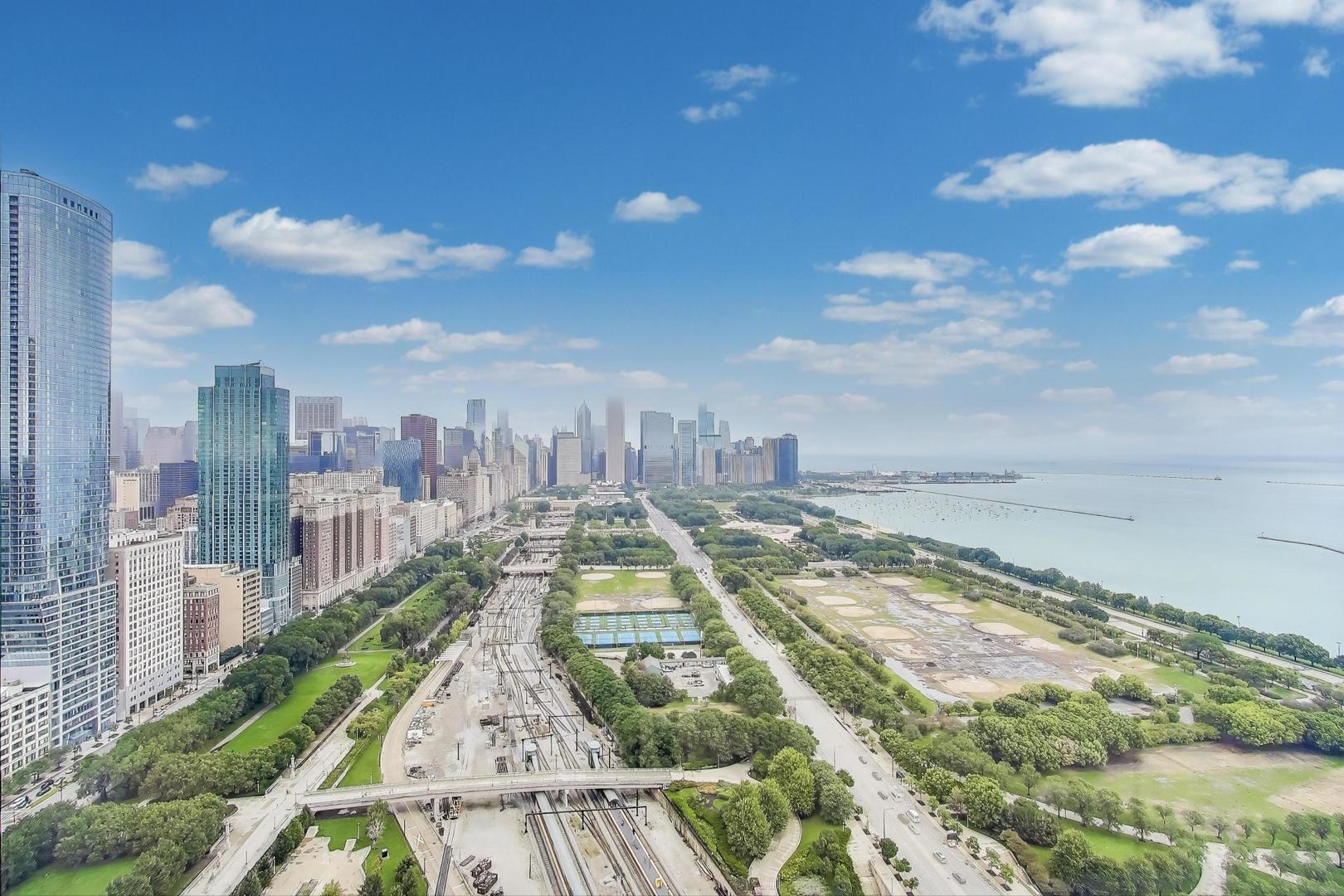 1211 S Prairie Avenue Unit: 3906
