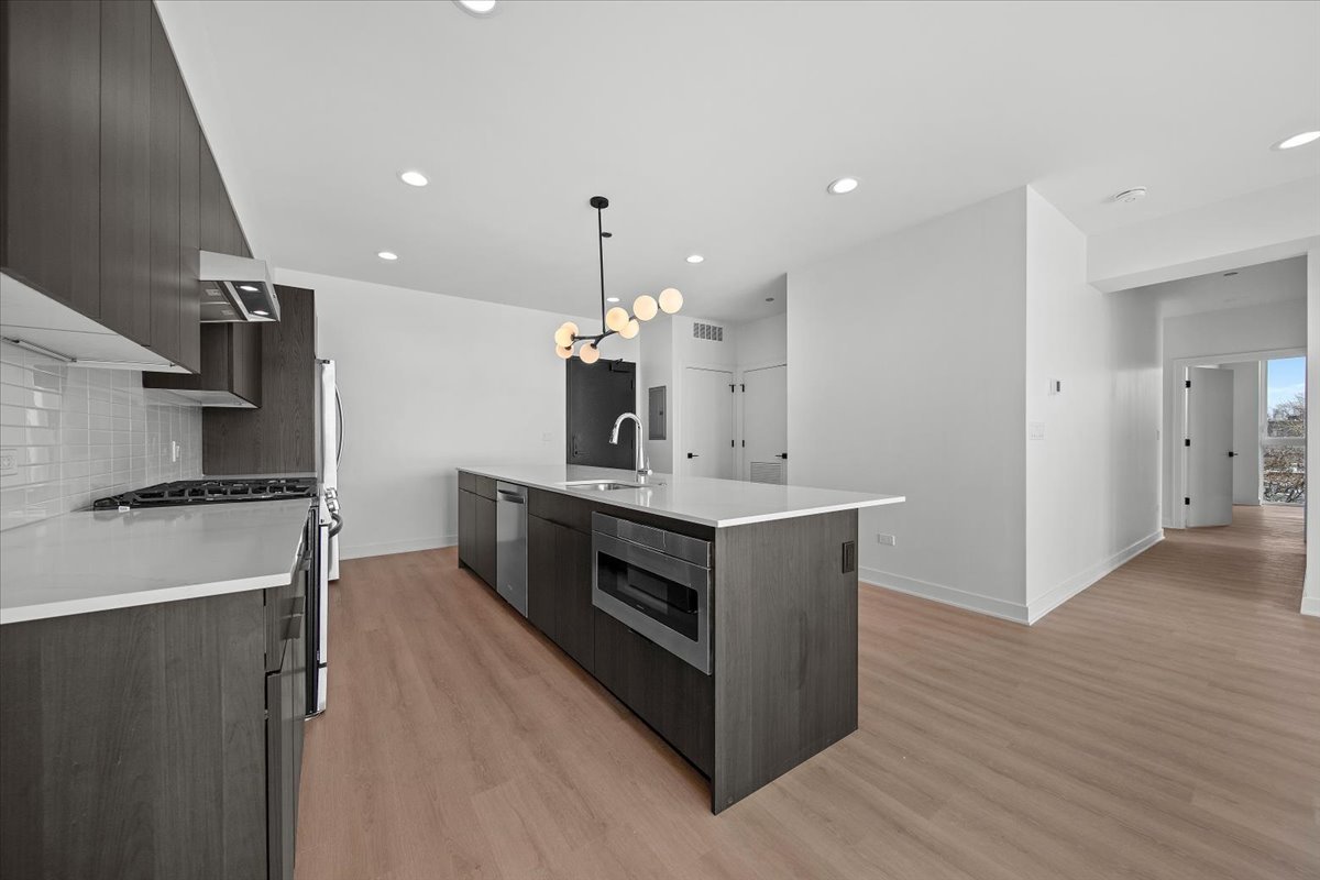 1801 W Grand Avenue Unit: 402