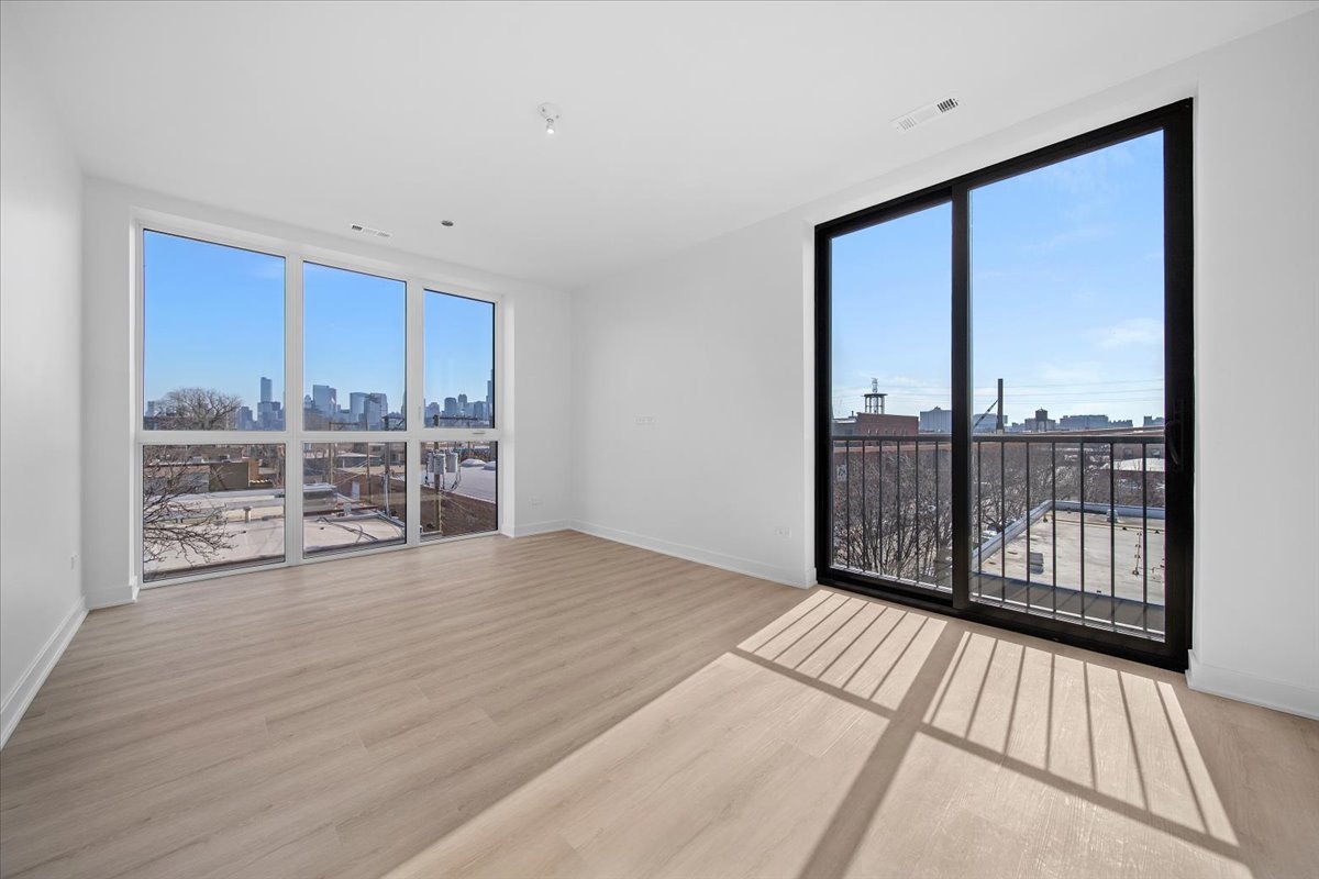 1801 W Grand Avenue Unit: 402