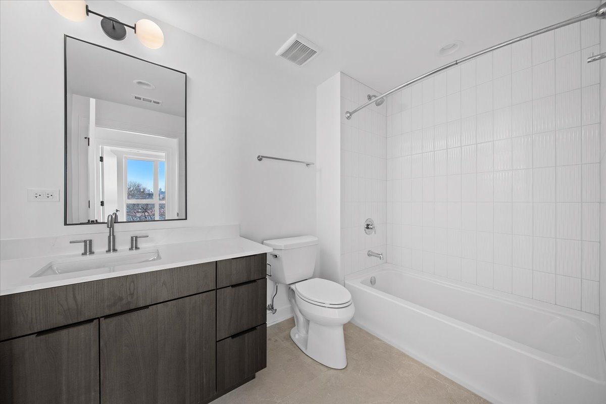 1801 W Grand Avenue Unit: 402